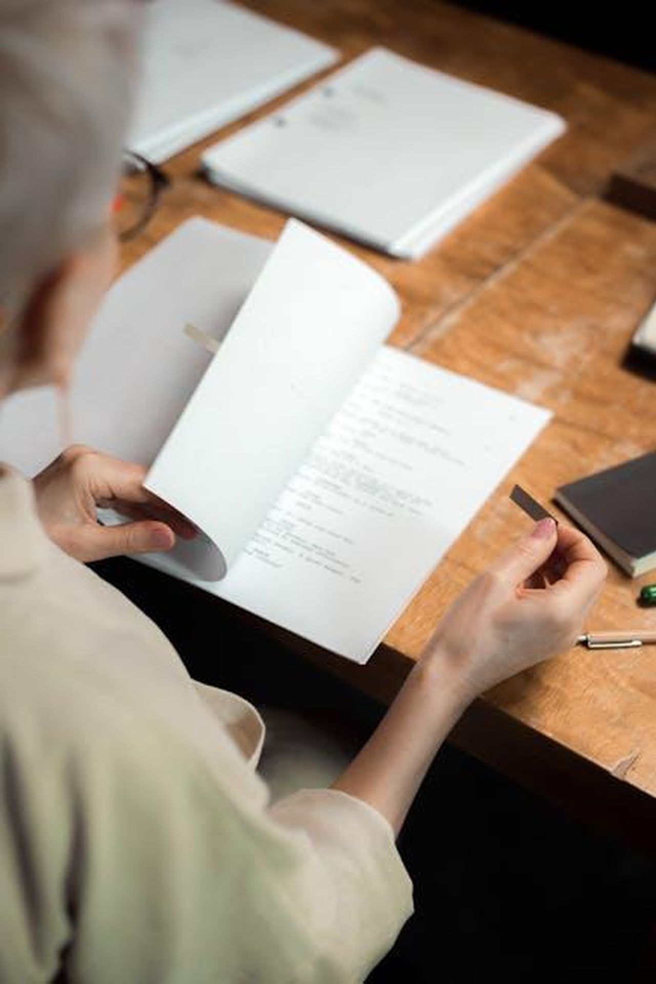 Kanan_e_la_sua_crescita_nel_mondo_pericoloso_ANc0cnnsUR - Confidenze24 Source: Ron Lach - pexels - Close-up of a person reading a script, focusing on details.