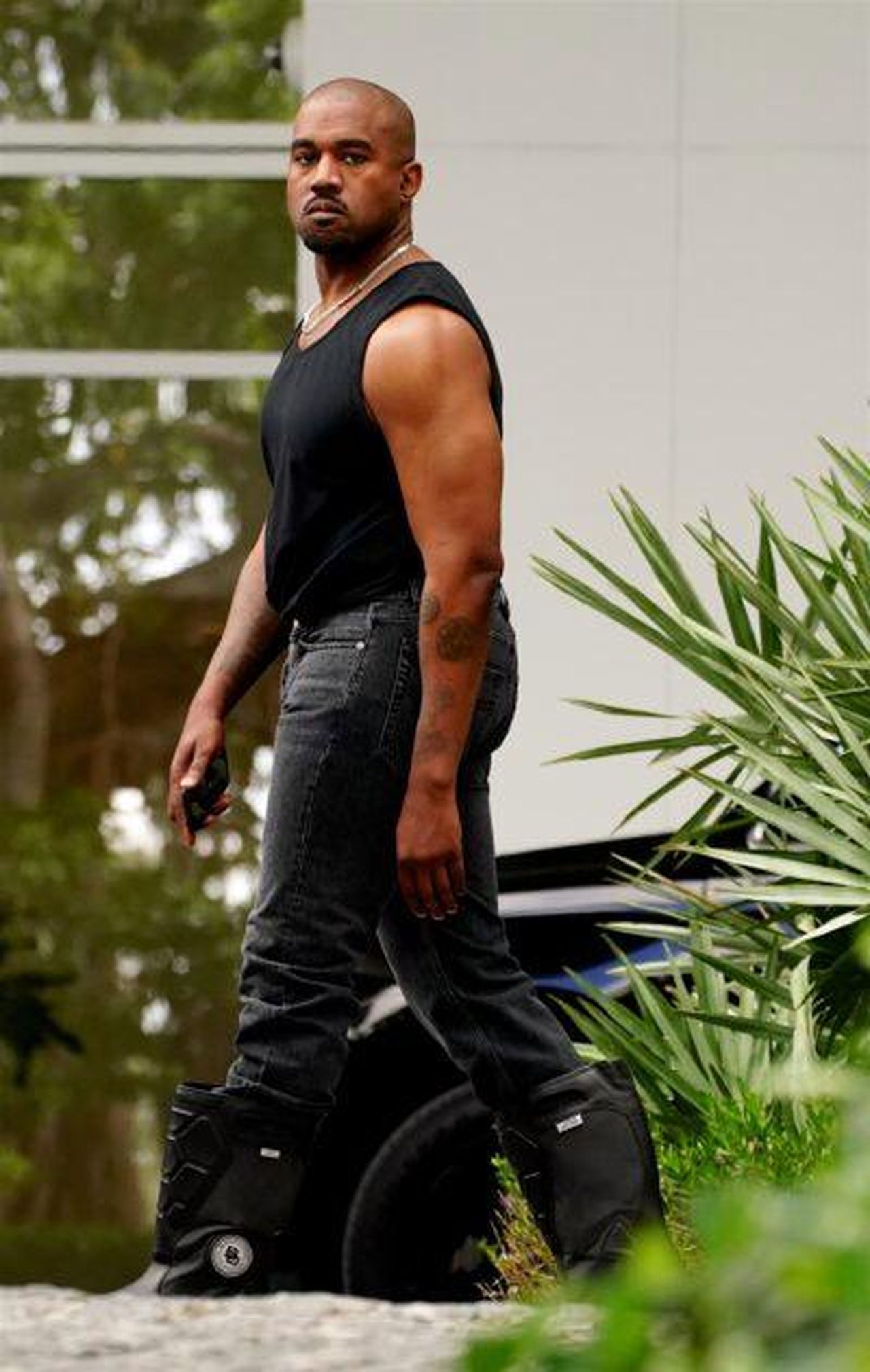 Kanye_West_IRJQpWHnGC - Confidenze24 Kanye West Kanye West mentre cammina