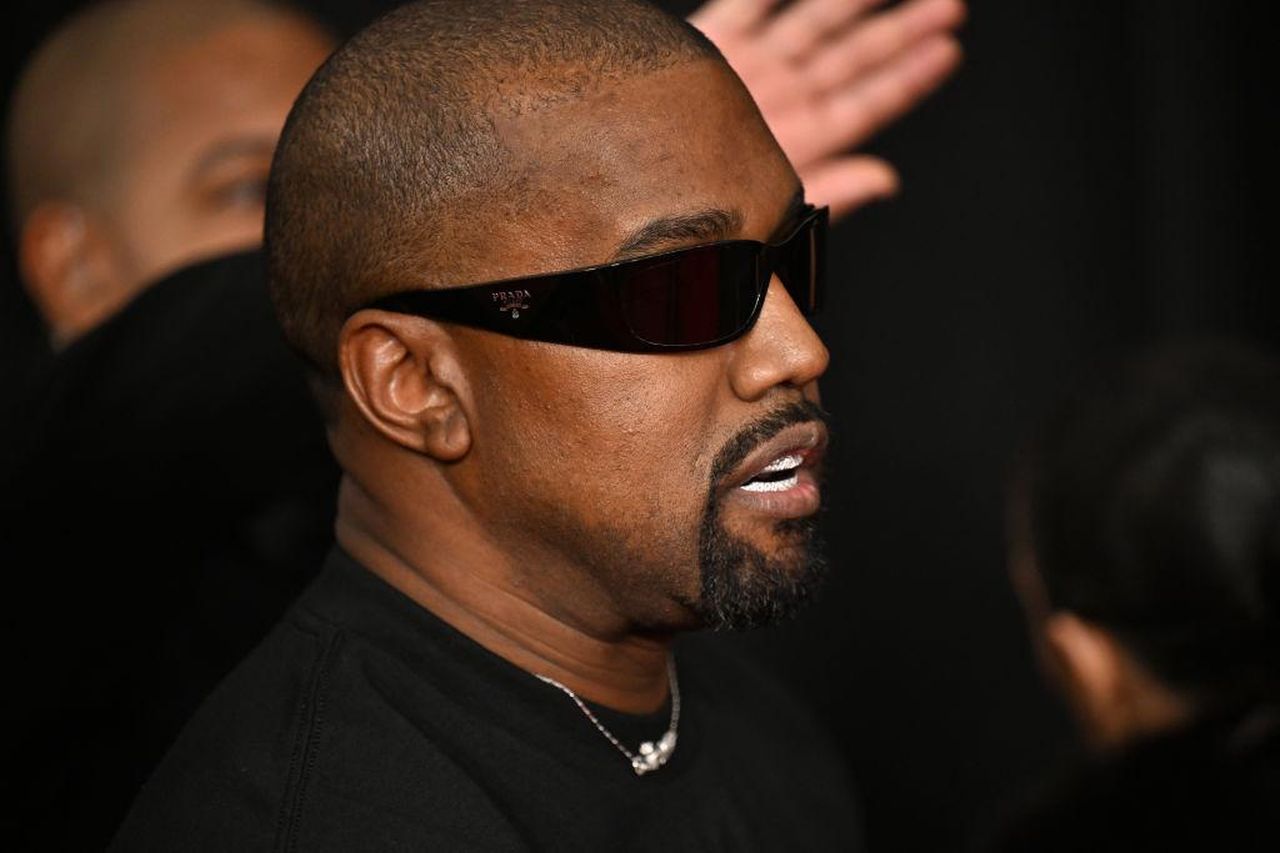 Kanye_West_Risolve_la_Causa_della_Donda_Academy_T9uEh6nN5A - Confidenze24 Source: ROBYN BECK - Getty - Kanye West agli Arrivi dei Grammy Awards