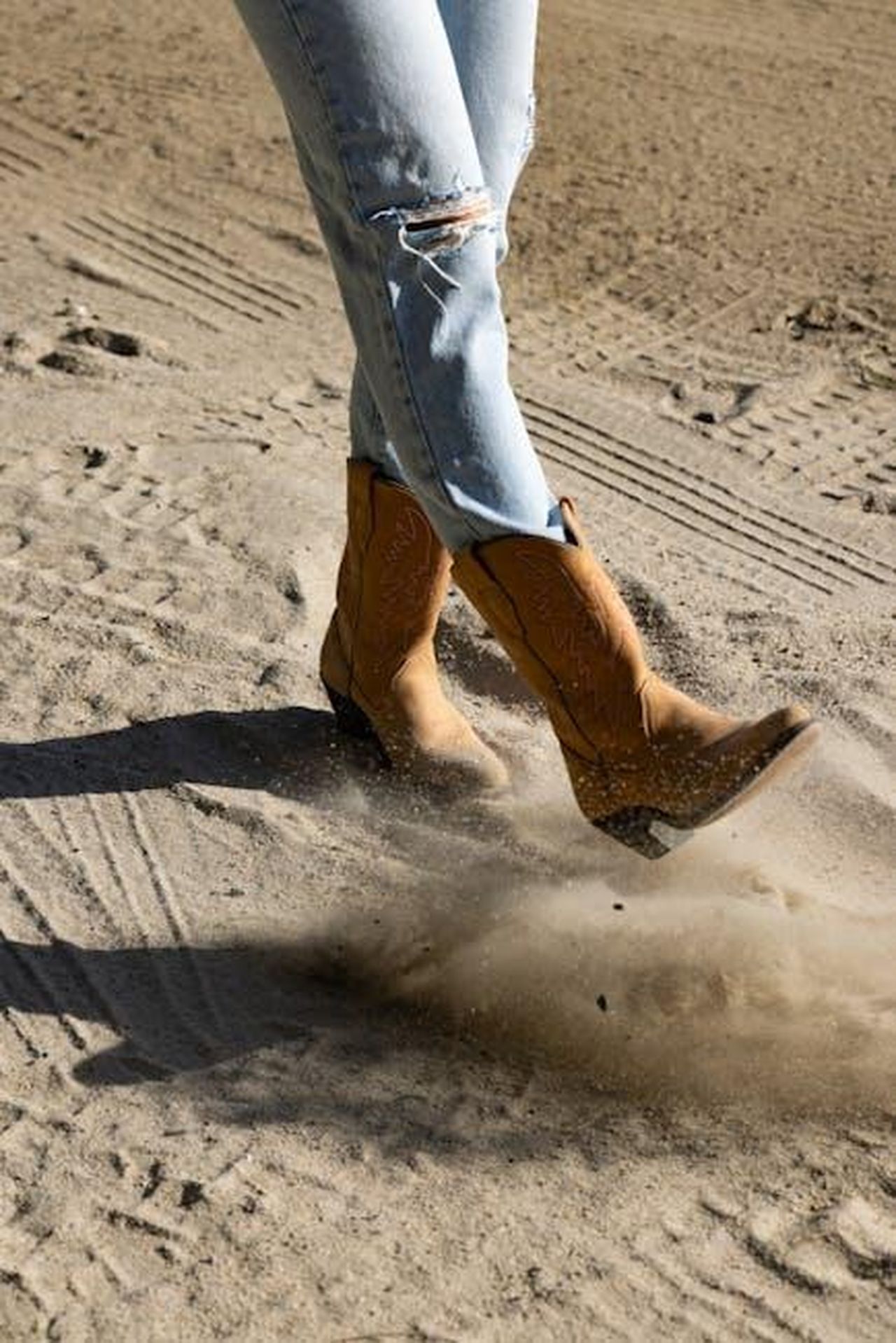 Kanye_West_e_le_sue_affermazioni_contro_JayZ_ce6Azimg4d - Confidenze24 Source: Chase T - pexels - Close-up of legs in jeans and cowgirl boots kicking up dust in Temecula, CA.