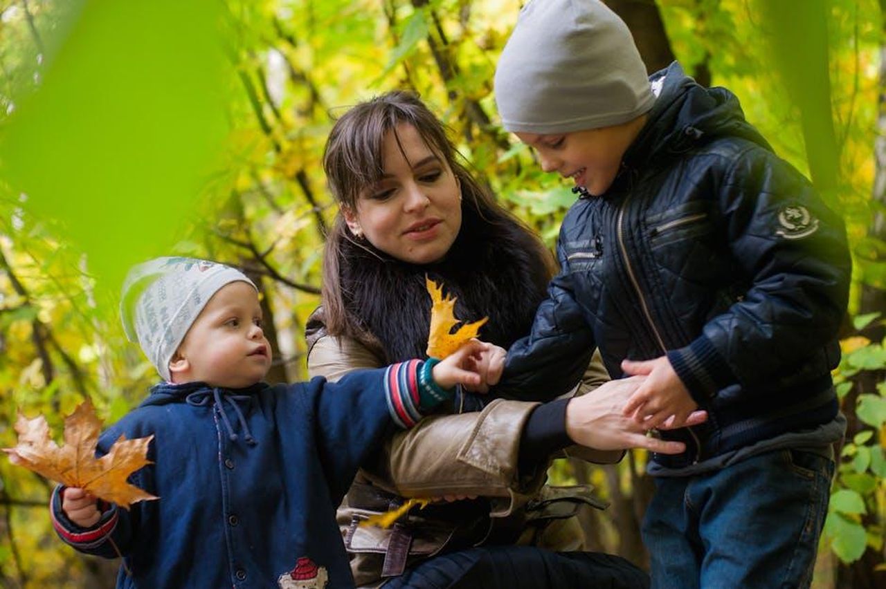 Kardashian_difende_Mason_da_critiche_passate_wAf0ynA3Jo - Confidenze24 Source: Berendey_Ivanov / Andrey_Kobysnyn - pexels - Joyful family moment in park with kids playing among colorful autumn leaves.