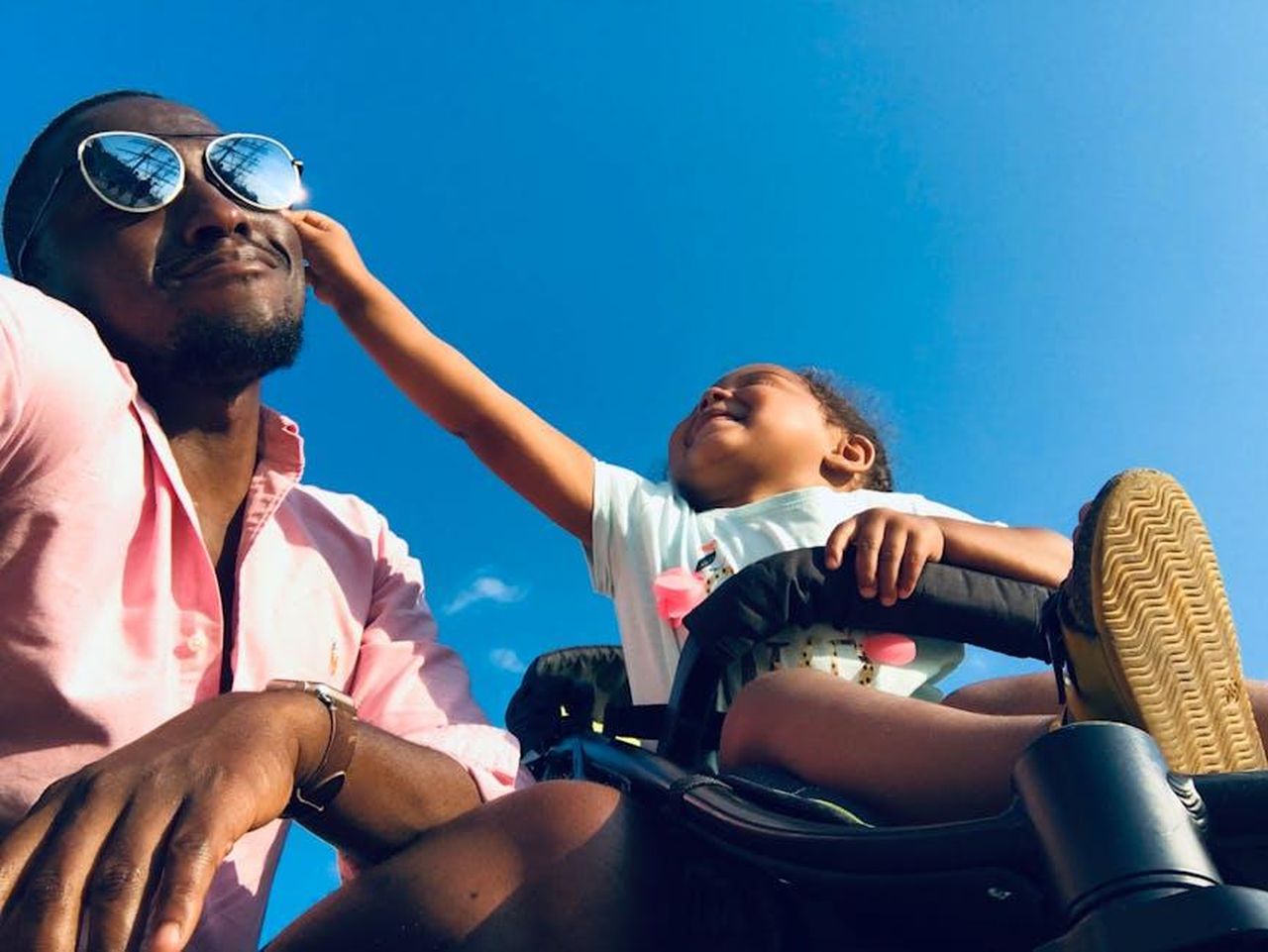 Kardashian_in_modalit_protezione_la_sua_lotta_per_i_figli_aNxswk6s9d - Confidenze24 Source: Biova Nakou - pexels - Happy father and daughter bonding moment outdoors under a clear blue sky.