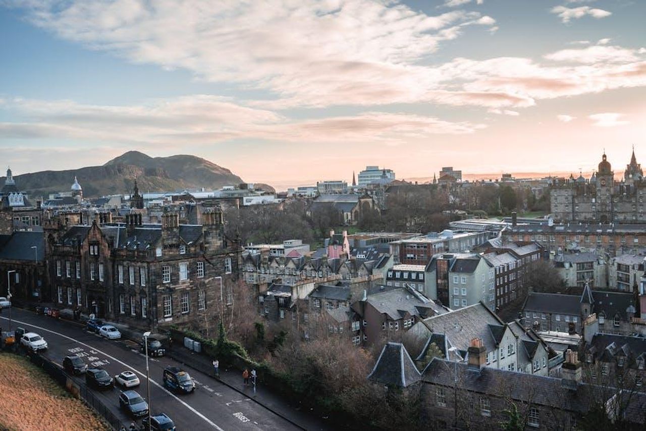 Kate_Ford_lascer_Coronation_Street_aB5nj0kkLe - Confidenze24 Source: Sonny Vermeer - pexels - Captivating view of Edinburgh cityscape featuring iconic Arthur's Seat at sunset.