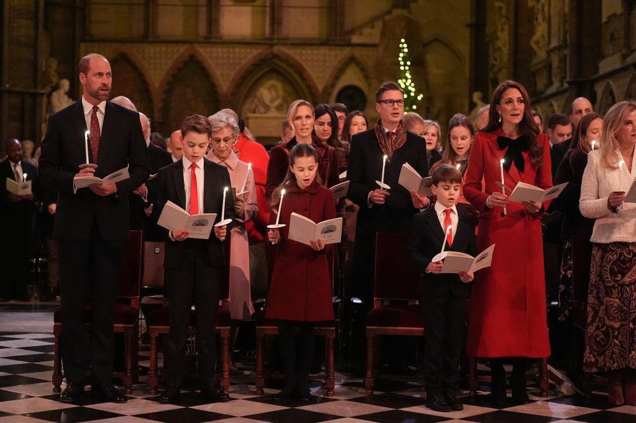 Kate_Middleton_in_un_gruppo_chat_di_mamme_Bb9BM5RJzg - Confidenze24 Source: Aaron Chown – WPA Pool/Getty Images - Getty Images - Kate Middleton con la sua famiglia durante un evento natalizio