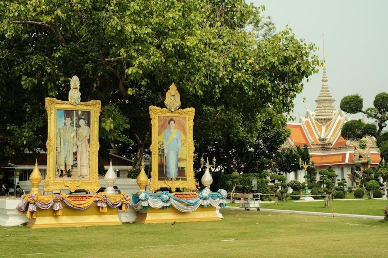 Kate_Middleton_rifiuta_una_tradizione_reale_QEDwRjB739 - Confidenze24 Source: Hoài Nam - pexels - Elegant royal portraits displayed in a lush garden setting, highlighting Thai culture.