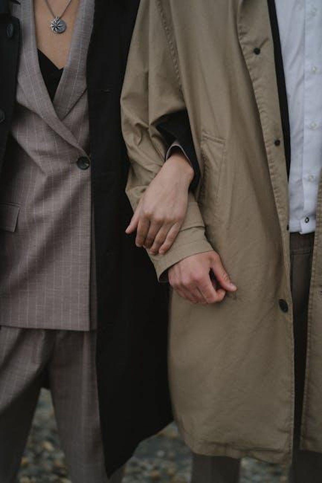 Kate_desidera_fare_pace_con_Meghan_3p7MtHcURj - Confidenze24 Source: Anastasia Shuraeva - pexels - Close-up of a couple holding hands, wearing trendy coats, symbolizing connection and style.