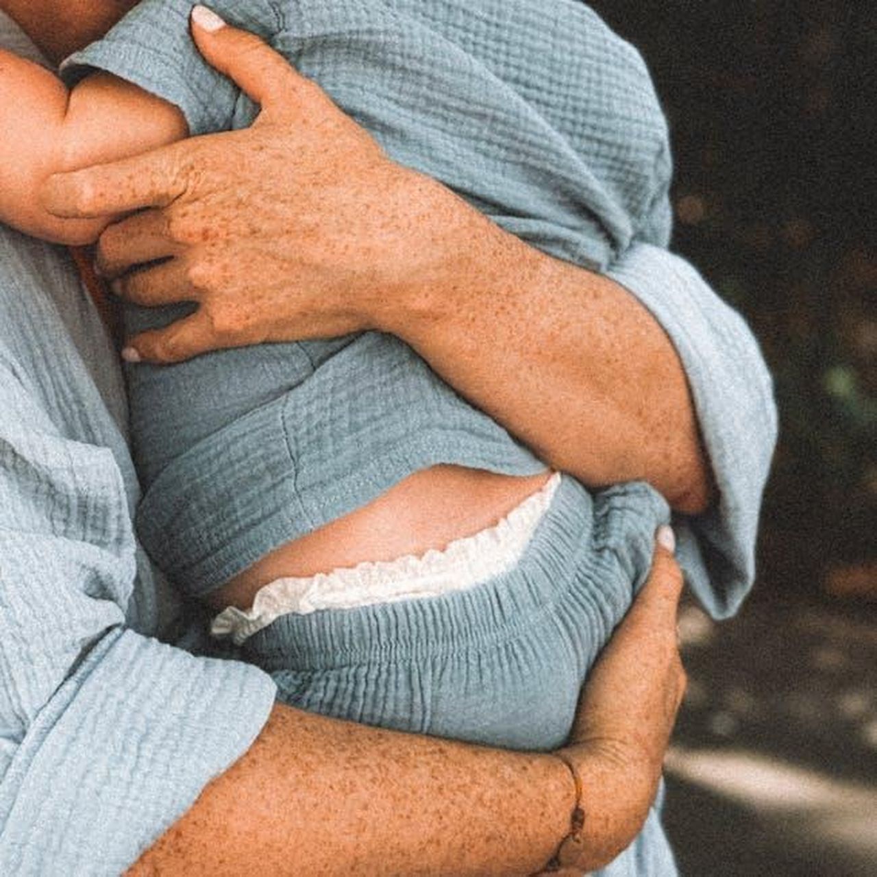 Katherine_condivide_un_video_adorabile_su_Instagram_JMoWKHw5MM - Confidenze24 Source: Marina Zvada - pexels - A freckled mother lovingly embraces her baby, showcasing warmth and togetherness.