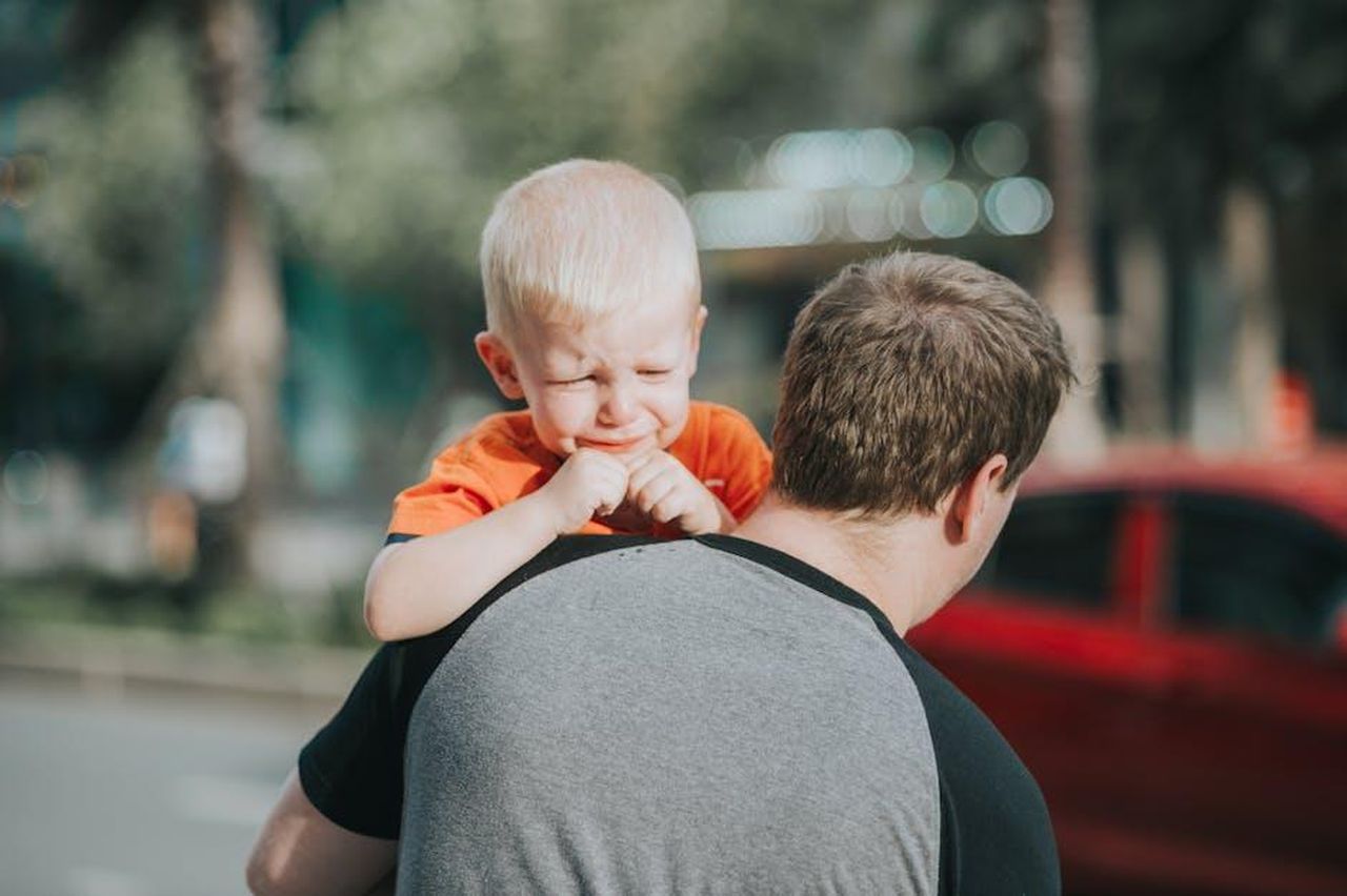 Katherine_parla_della_sua_filosofia_genitoriale_lXiC47Kd2I - Confidenze24 Source: Phil Nguyen - pexels - A father carries his crying son outdoors. Emotional moment captured in Gia Lai, Vietnam.
