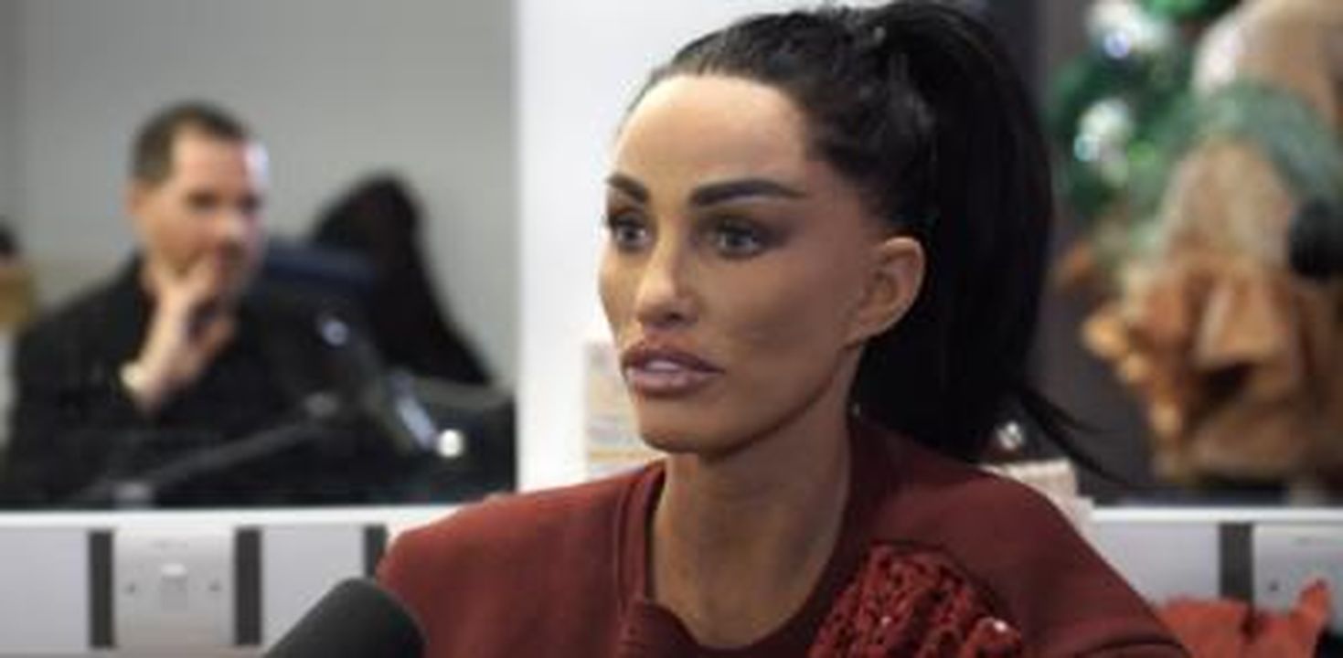 Katie_Price_mostra_i_risultati_dellultimo_intervento_chirurgico_VurZDquCf5 - Confidenze24 Source: Rob Moore - YouTube - Katie Price sul podcast di Rob Moore
