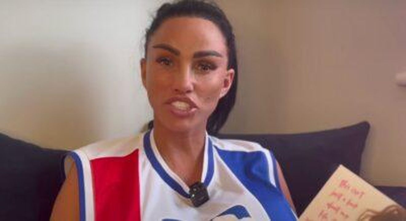 Katie_Price_suscita_preoccupazione_con_i_nuovi_denti_Z4q9CUAybd - Confidenze24 Source: Katie Price / YouTube - - Katie Price parla alla telecamera