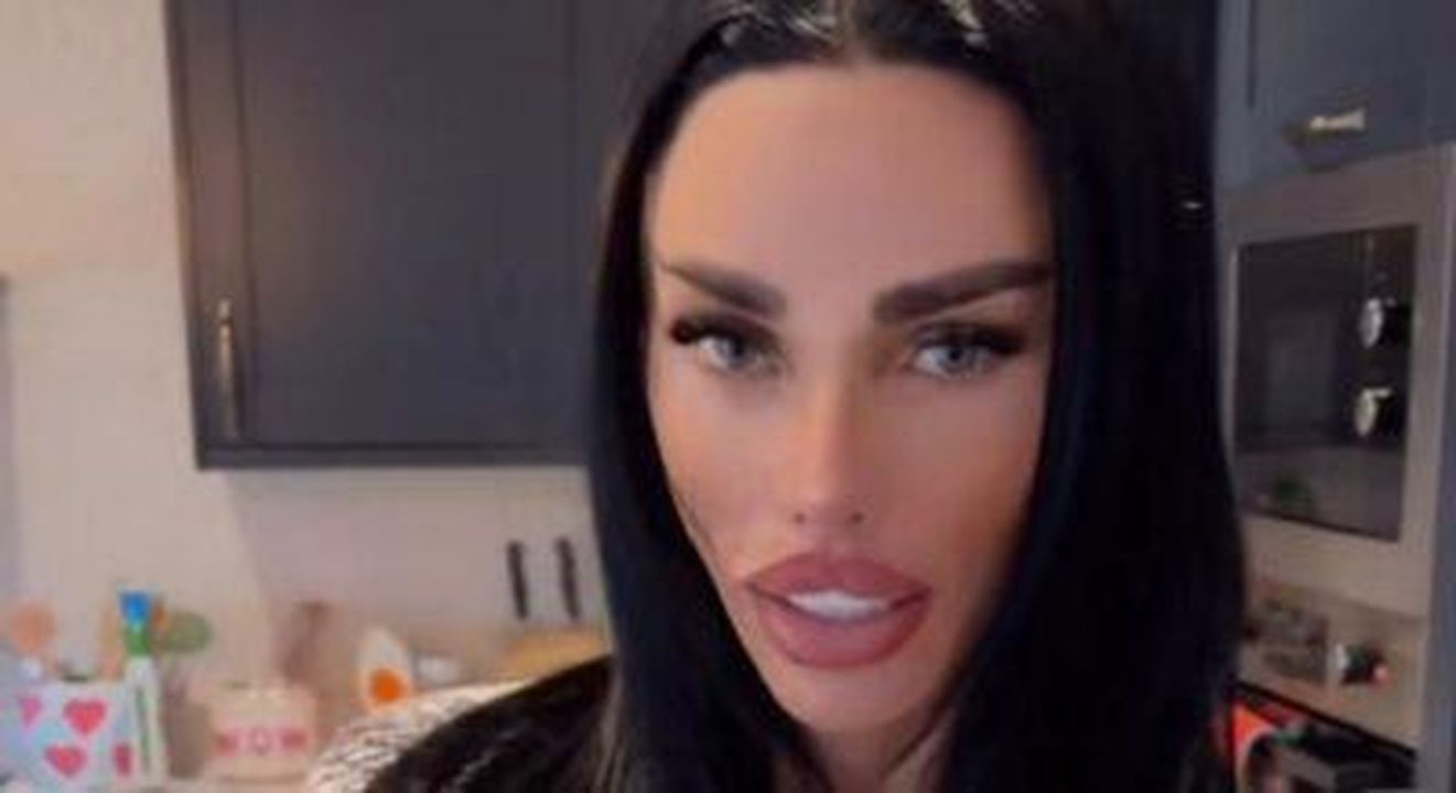 Katie_avvisata_dai_fan_di_smettere_di_farlo_a_te_stessa_COevVuhrZY - Confidenze24 Source: Facebook - Facebook - Katie Price in posa
