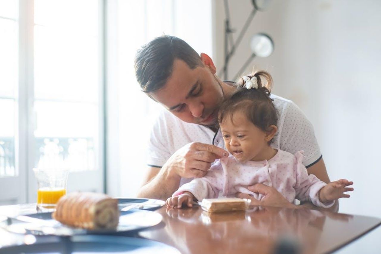 Kelly_Stewart_parla_del_suo_affettuoso_padre_e_marito_RnGjyvhxGP - Confidenze24 Source: Kampus Production - pexels - Father lovingly feeds daughter with Down syndrome during breakfast at home.