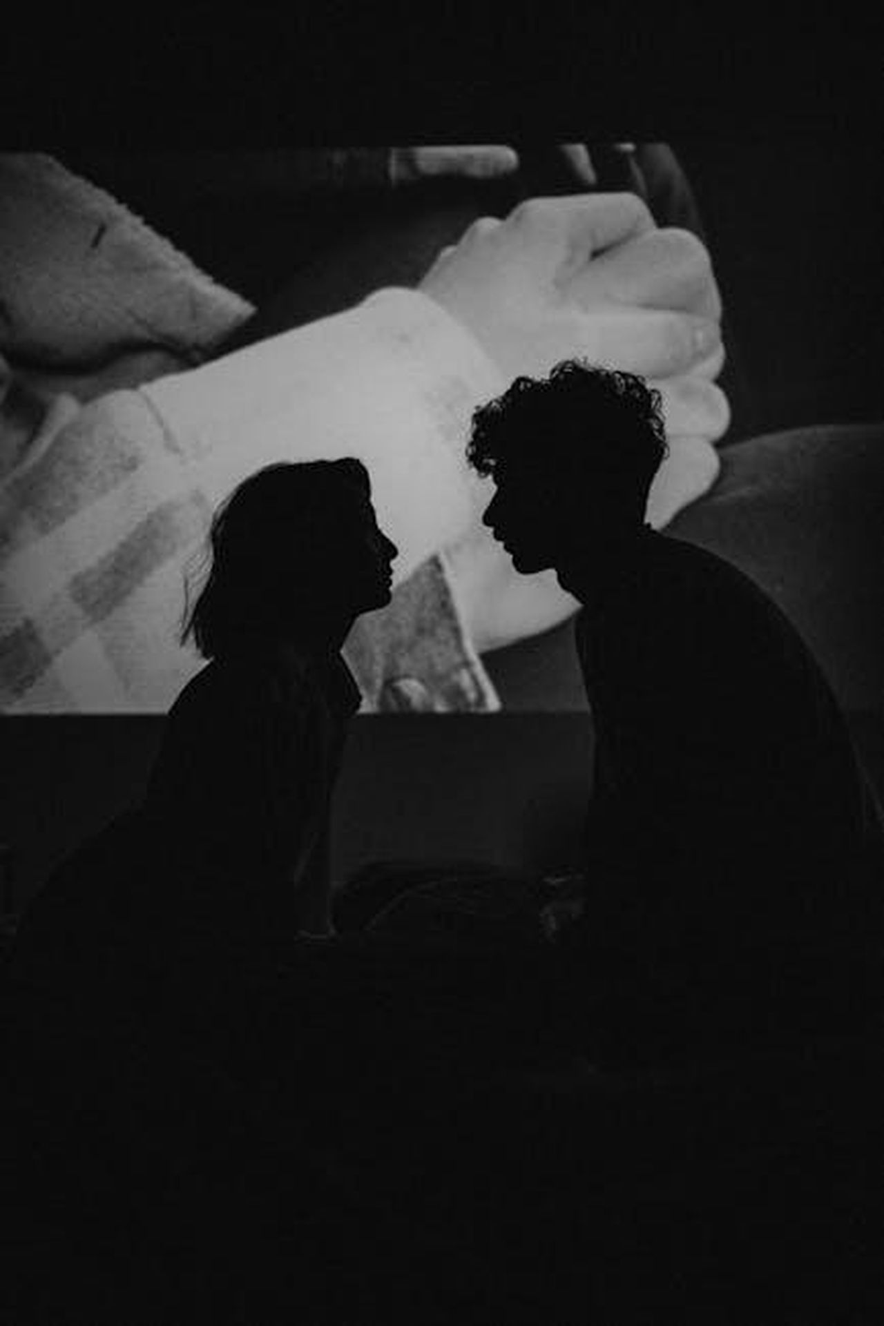 Kendrick_e_il_dramma_legale_di_Lively_90RYGsBACQ - Confidenze24 Source: cottonbro studio - pexels - Silhouette of a romantic couple facing each other in a darkened room with a projector background.