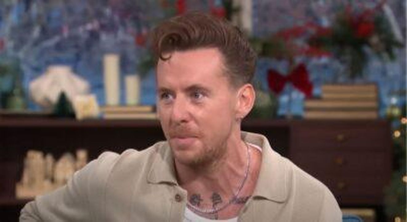 Kerry_Katona_offre_consigli_a_Georgia_moglie_di_Danny_Jones_3xPJY5l3IR - Confidenze24 Source: This Morning/ITV - - Danny Jones indossa una camicia beige su This Morning