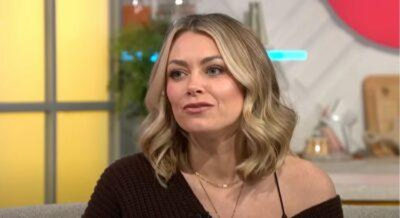 Kerry_Katona_offre_consigli_a_Georgia_moglie_di_Danny_Jones_P5a0lQ6fG8 - Confidenze24 Source: ITV/Lorraine - - Georgia Jones indossa una blusa marrone