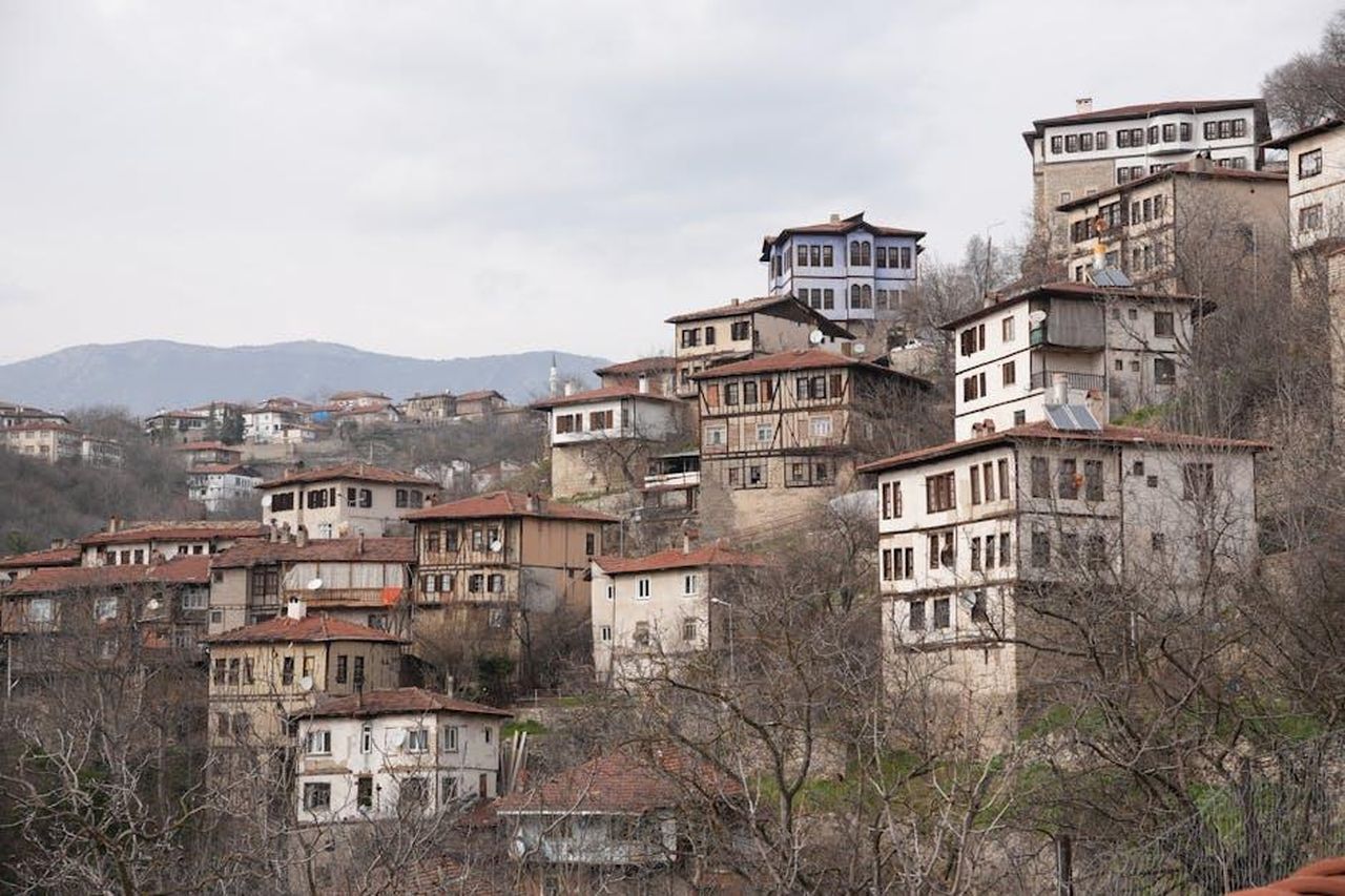 Kim_Cattrall_torner_come_Samantha_g9f5x83LxC - Confidenze24 Source: Abdullatif Mirza - pexels - old city Safranbolu