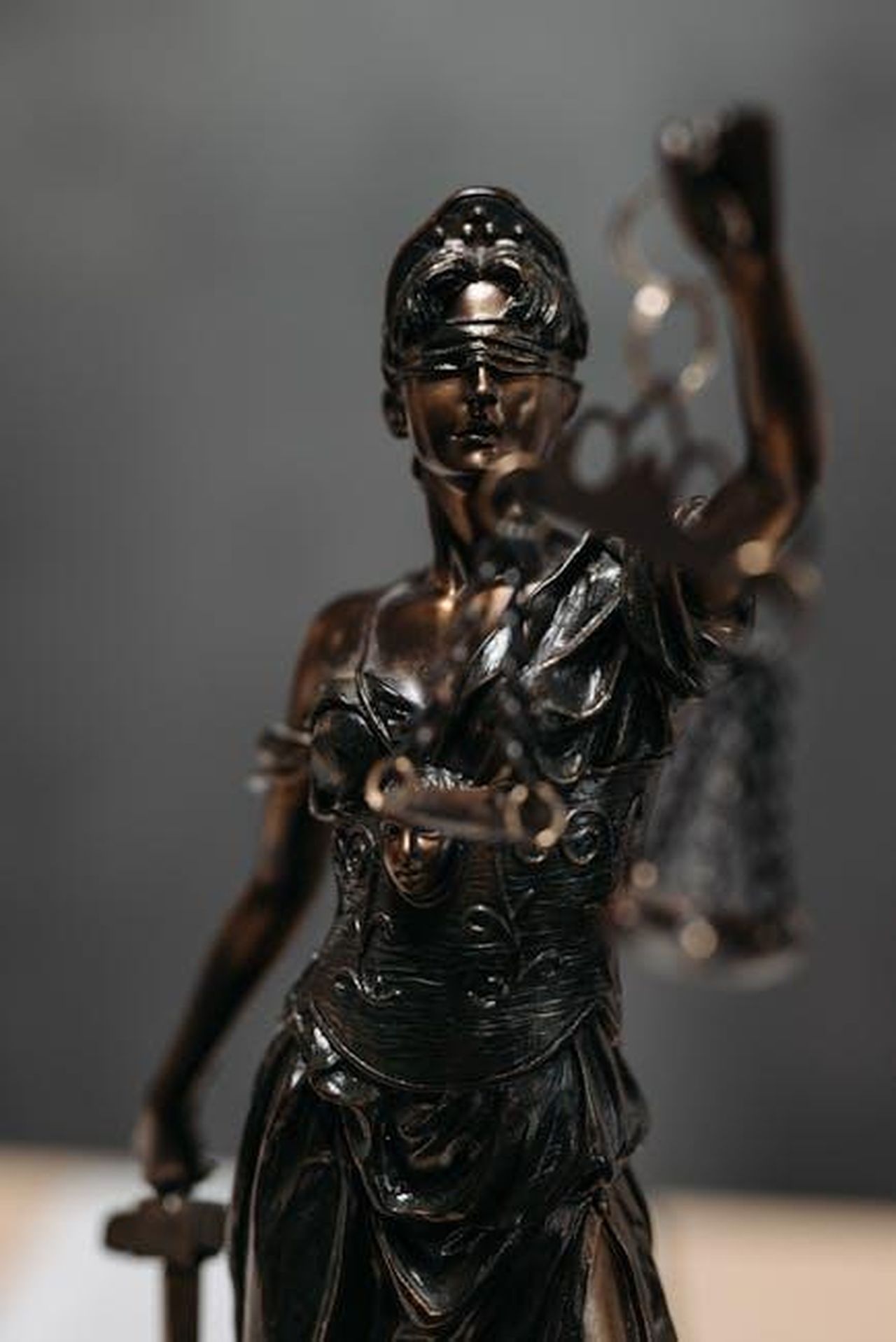 Kristina_Rihanoff_e_Ben_Cohen_in_tribunale_sVRboa1c9m - Confidenze24 Source: Pavel Danilyuk - pexels - Detailed bronze statue of Lady Justice with scales, symbolizing law and justice.