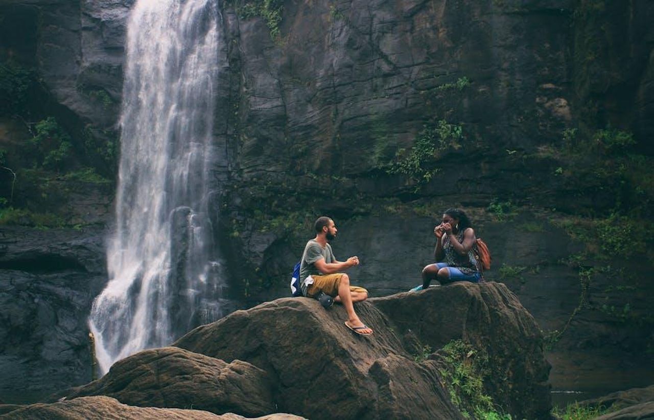 Kufe_e_Hubbard_hanno_iniziato_a_frequentarsi_a_gennaio_2024_2xzlA3vYBC - Confidenze24 Source: Nandhu Kumar - pexels - A serene moment captured by a waterfall in India with a couple enjoying nature's beauty together.