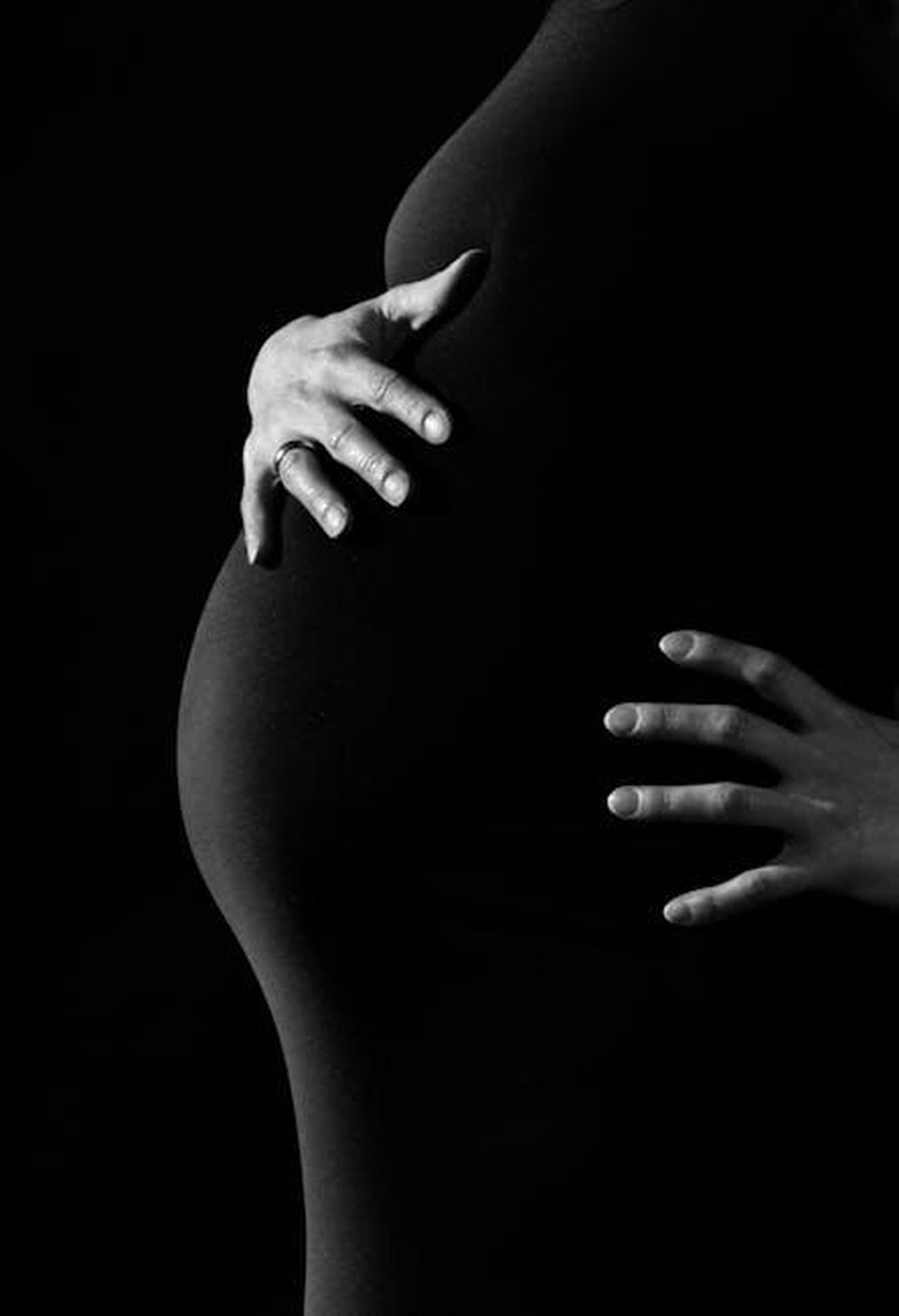 Kylie_Kelce_parla_del_suo_piano_di_nascita_e_delle_critiche_ricevute_RNak22wadP - Confidenze24 Source: Pixabay - pexels - Artistic black and white portrait of pregnant woman embracing belly.