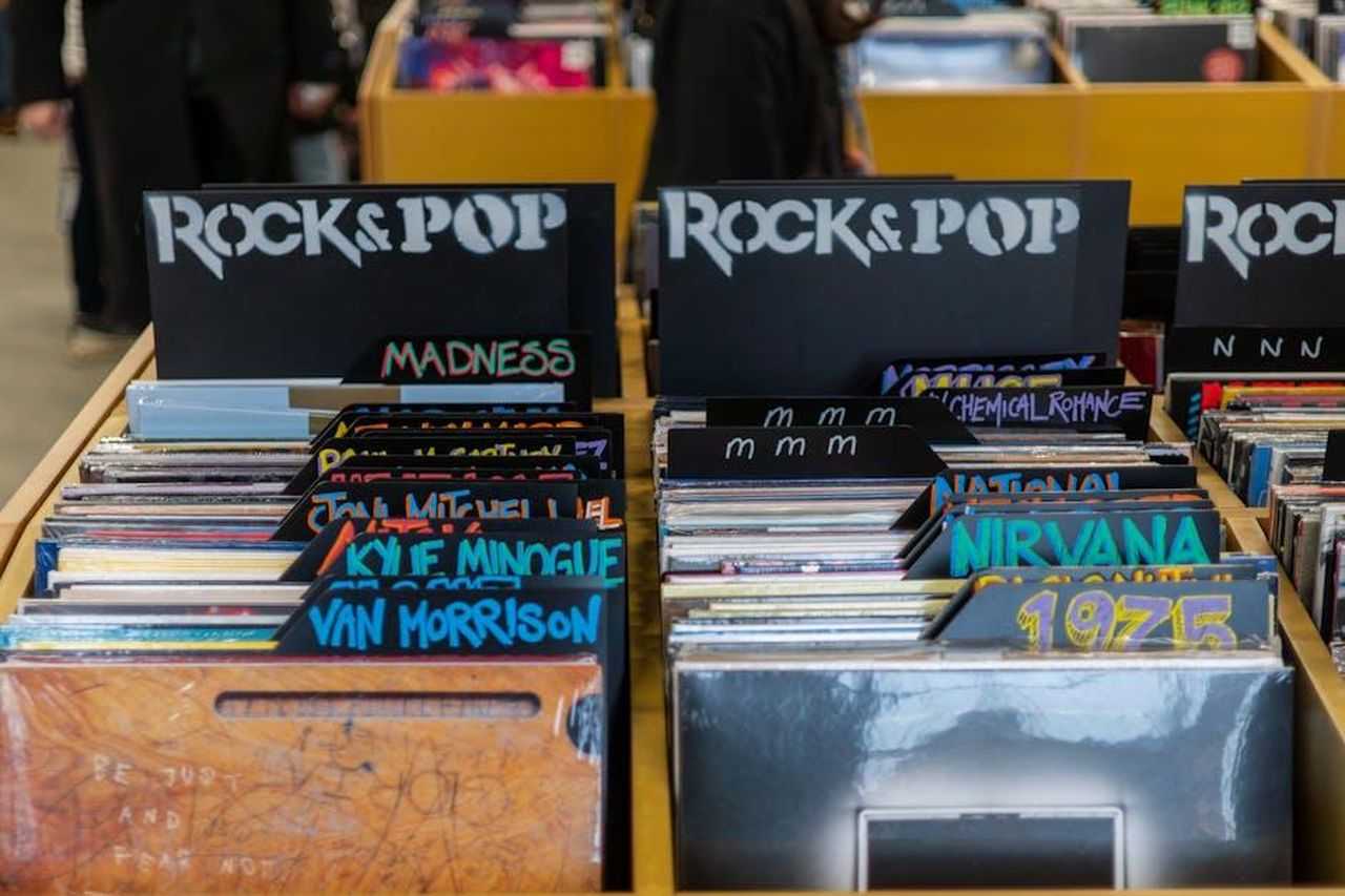 Kylie_Minogue_Aveva_un_Ruolo_Inizialmente_Minore_l94ZHz61mU - Confidenze24 Source: Ar kay - pexels - Record store display featuring classic rock and pop albums in England.