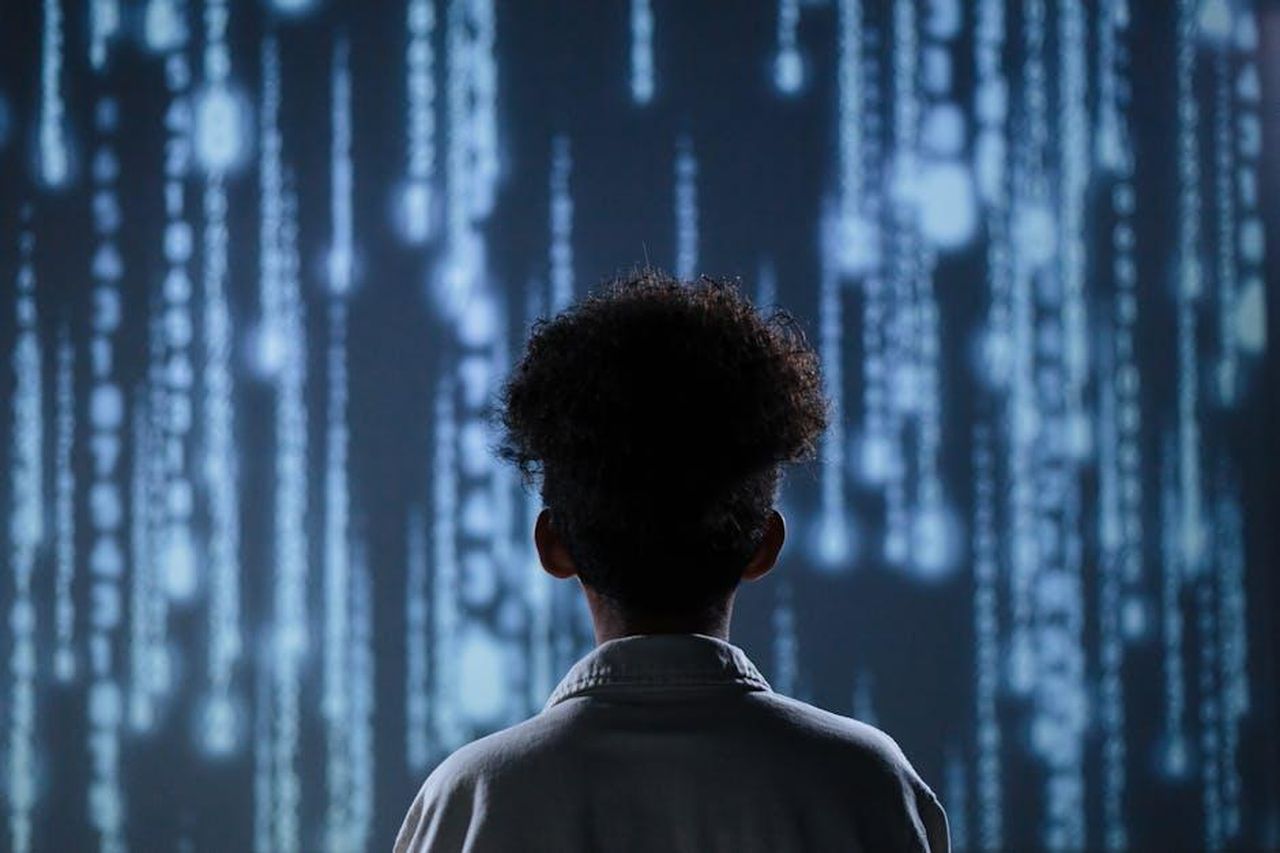 LAI_e_i_bambini_un_futuro_preoccupante_EvMrY2kTpY - Confidenze24 Source: Ron Lach - pexels - A young boy viewing a digital screen with data streams, symbolizing technology interaction.