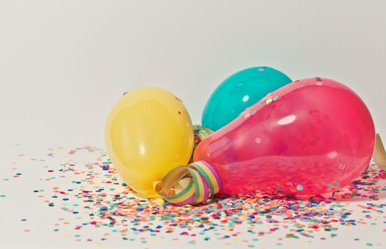 LEntusiasmo_di_Ciara_per_il_Fidanzamento_FCVa5MqoId - Confidenze24 Source: Ylanite Koppens - pexels - Vibrant colorful balloons surrounded by confetti, perfect for party celebrations.