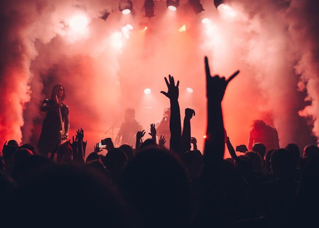 LImportanza_del_Lavoro_e_la_Passione_di_Donny_2mASQdbqCM - Confidenze24 Source: Sebastian Ervi - pexels - Dynamic scene of a rock band performing live with an enthusiastic audience and vibrant stage lights.