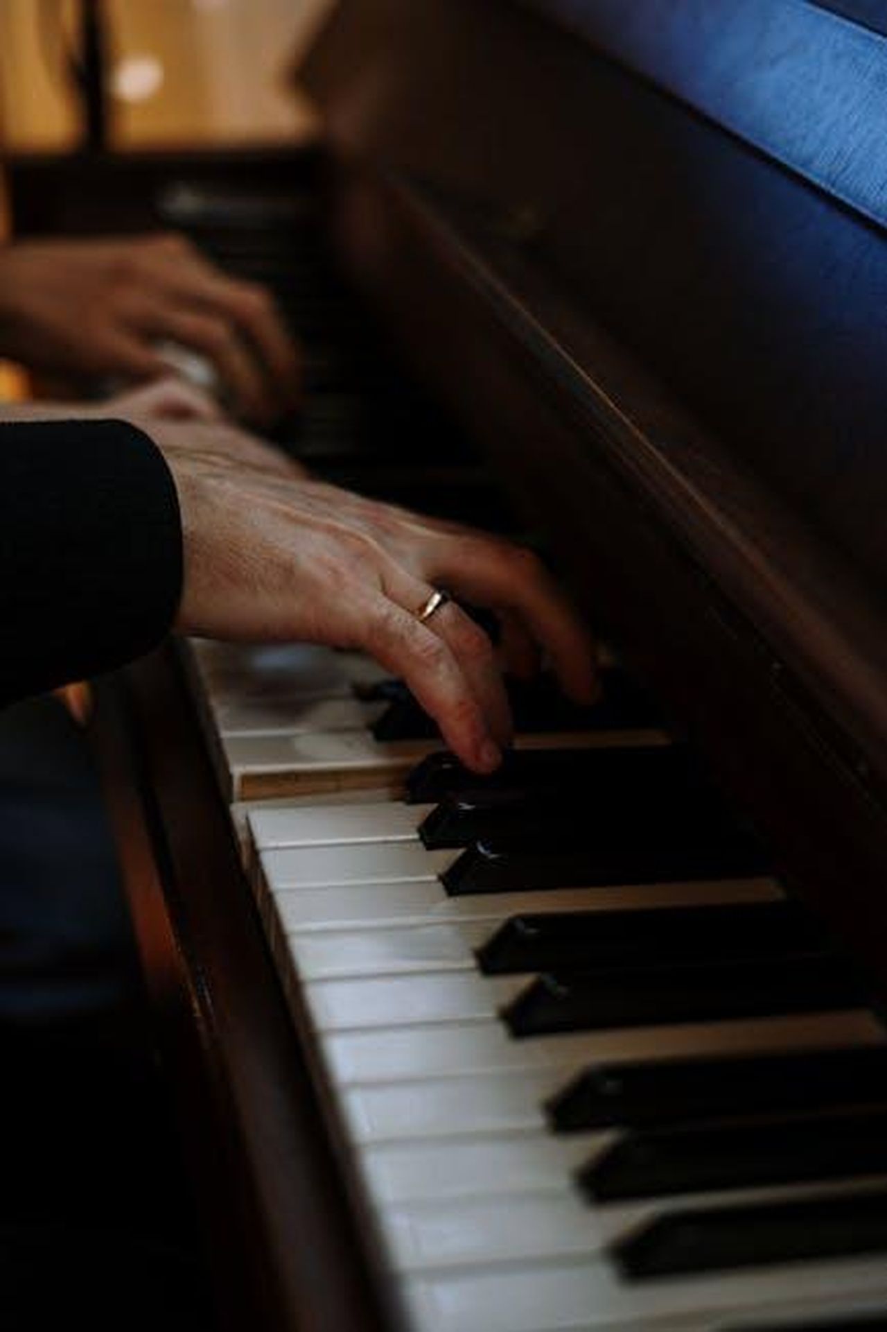 LIncredibile_Incidente_di_Camden_Stewart_aRi8c9CJew - Confidenze24 Source: cottonbro studio - pexels - A close-up shot of fingers skillfully playing a classic grand piano keyboard.