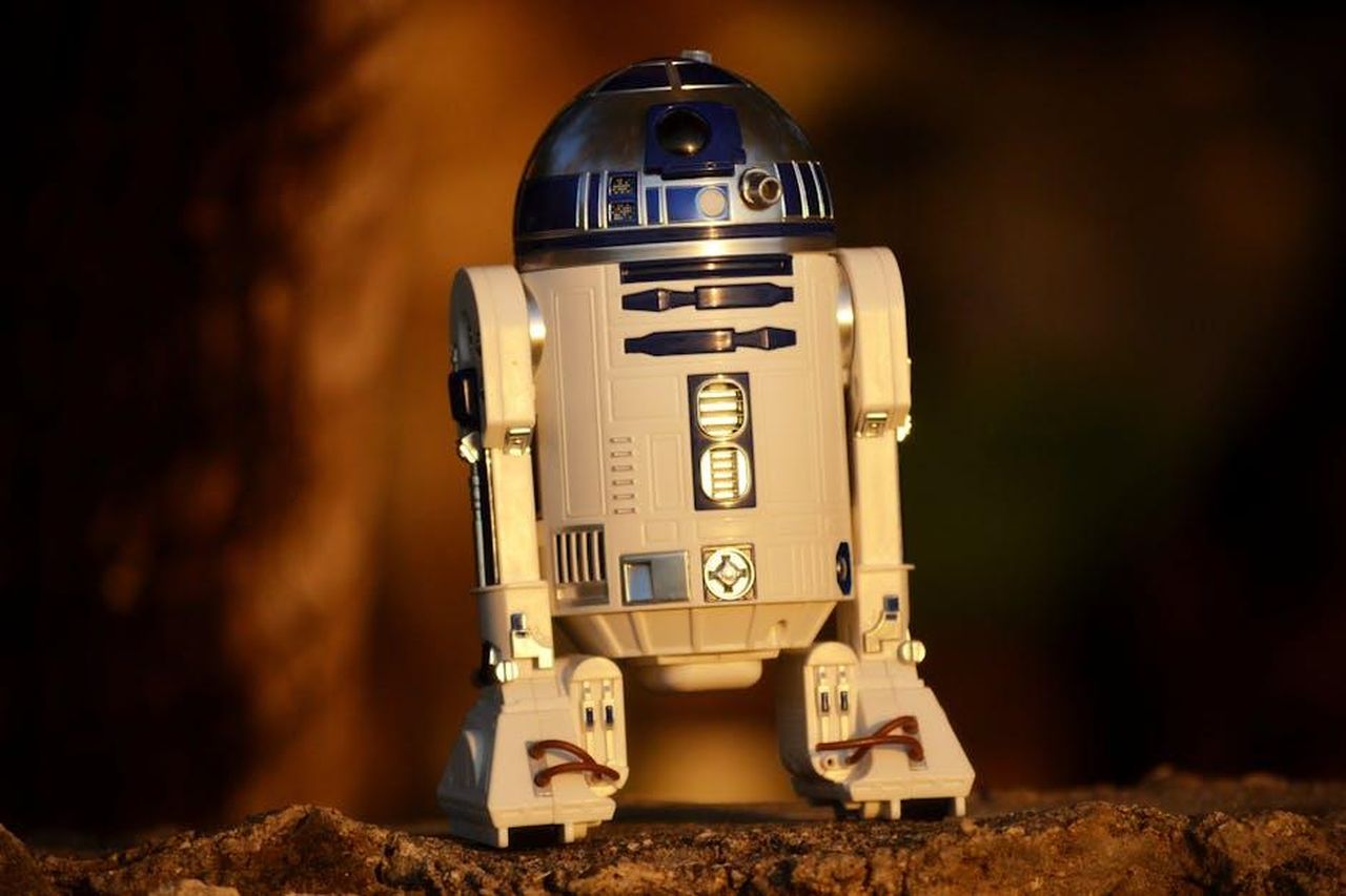 LUtilizzo_dellIntelligenza_Artificiale_nel_Suo_Spettacolo_y2BZHuO5EC - Confidenze24 Source: LJ - pexels - Close-up of a futuristic robot toy outdoors, showcasing its metallic and plastic components.