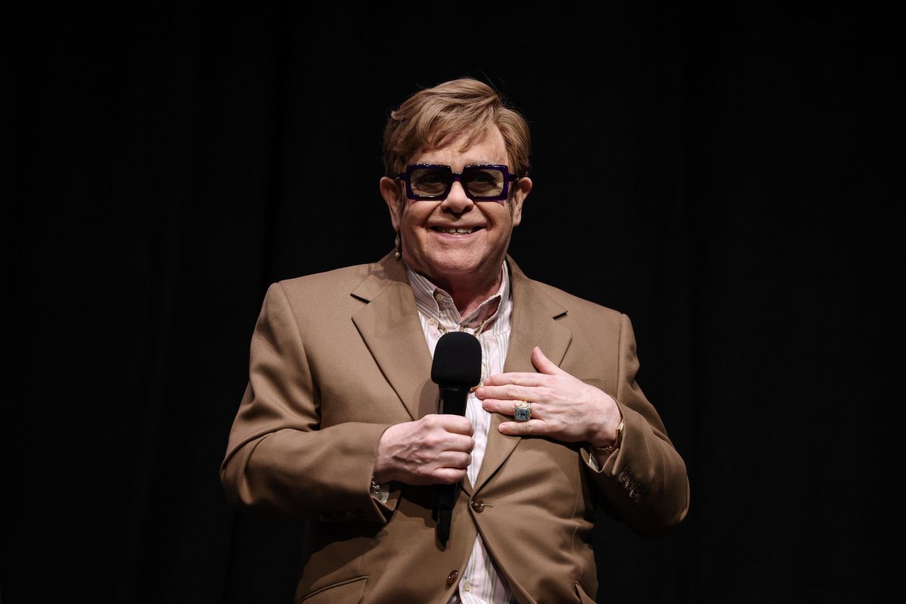 La_Battaglia_di_Elton_John_Contro_la_Perdita_della_Vista_tAx8lyaIu9 - Confidenze24 Source: Tim P. Whitby/Getty Images for Disney - - Elton John Non Vuole Arrendersi Nonostante la Battaglia con la Vista