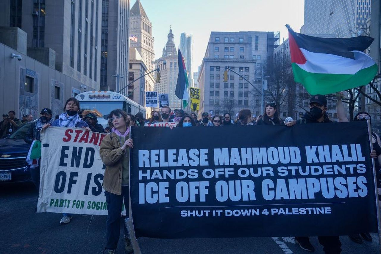 La_Detenzione_di_Mahmoud_Khalil_e_le_Reazioni_QsL1GDvsy9 - Confidenze24 Source: Anadolu - Getty - Massive protest over ICE's arrest of pro-Palestine activist in New York City