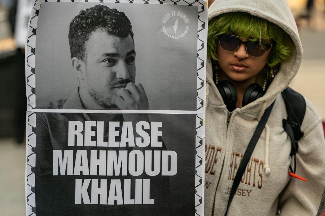 La_Detenzione_di_Mahmoud_Khalil_e_le_Reazioni_bYbp3OnZ8A - Confidenze24 Source: David Dee Delgado - Getty - Protest Held Against ICE Arrest Of Pro-Palestinian Activist Mahmoud Khalil