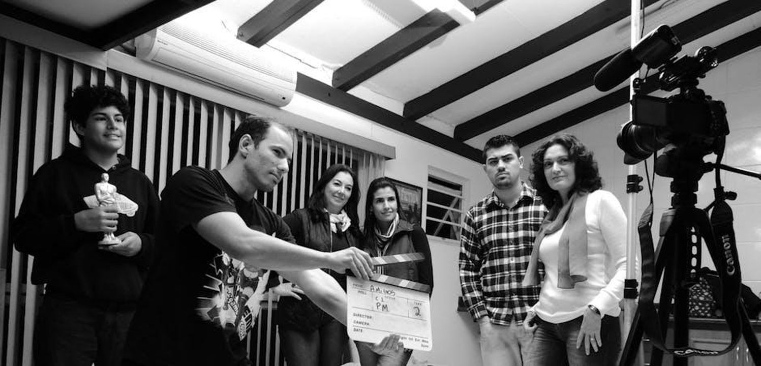 La_Dinamica_tra_Colter_e_Billie_AoJmPPwMdo - Confidenze24 Source: Pixabay - pexels - A group of adults collaborate on a filmmaking project, seen holding a clapperboard indoors.