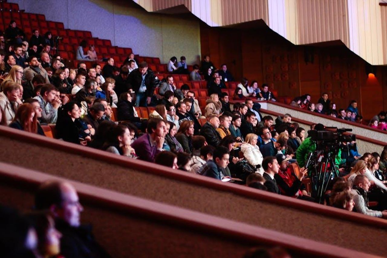 La_Diversit_del_Pubblico_di_Donny_Osmond_4lRur1GNDa - Confidenze24 Source: John-Mark Smith - pexels - Engaged audience seated indoors, captured with a Canon camera. Ideal for event coverage visuals.