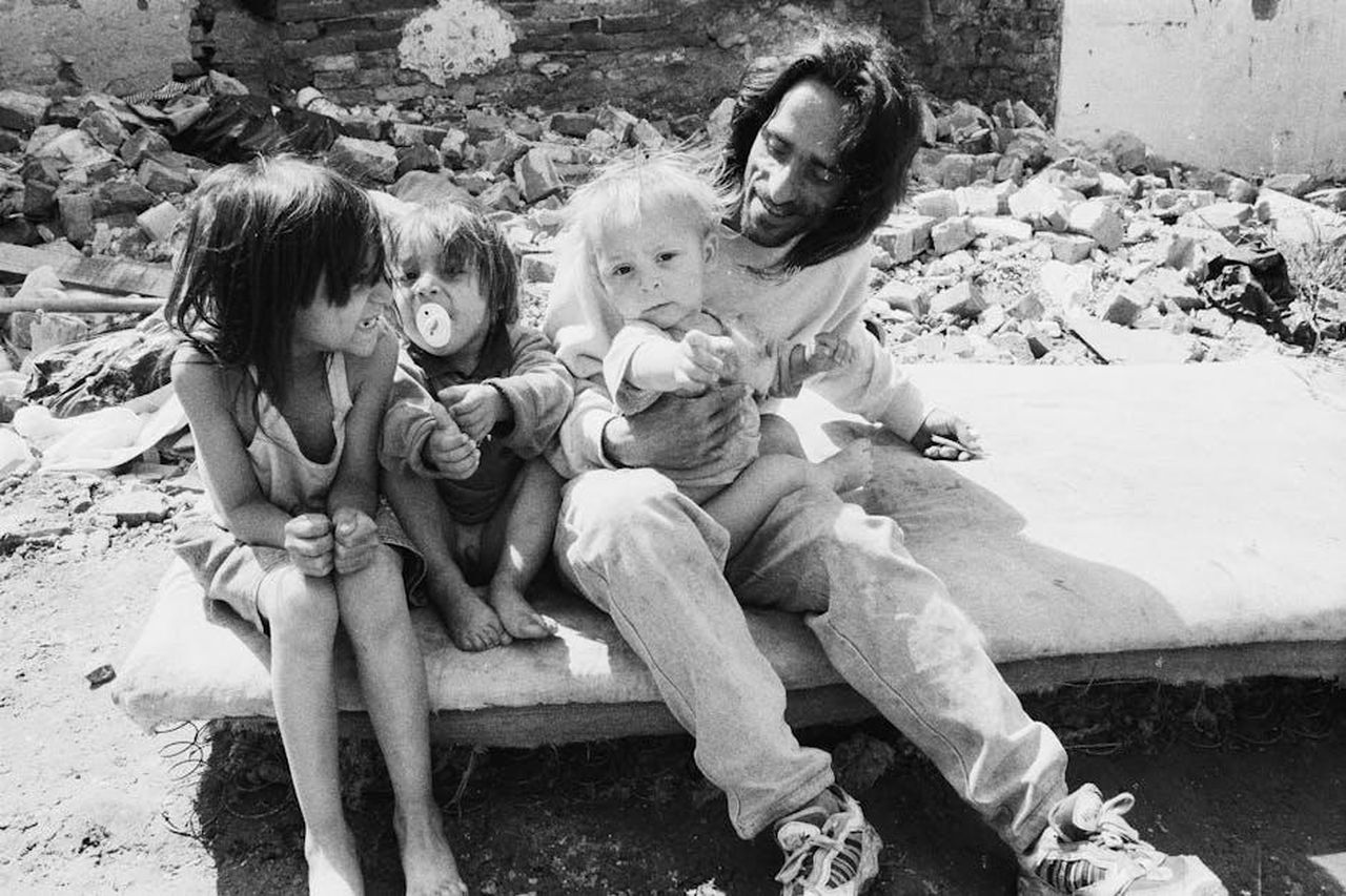 La_Frustrazione_di_DDG_e_le_Sue_Dichiarazioni_aa6x9Kvzfn - Confidenze24 Source: István Süli - pexels - A touching black and white image of a family showing resilience amidst urban decay.