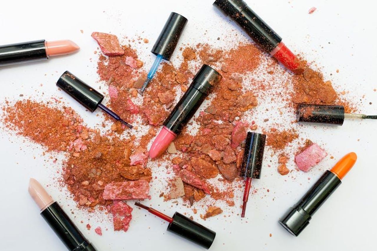 La_Nuova_Linea_di_Bellezza_di_SZA_Not_Beauty_mqcL6d3NoC - Confidenze24 Source: Dan Cristian Pădureț - pexels - Colorful scattered makeup products including lipsticks and crushed powders on a white background.