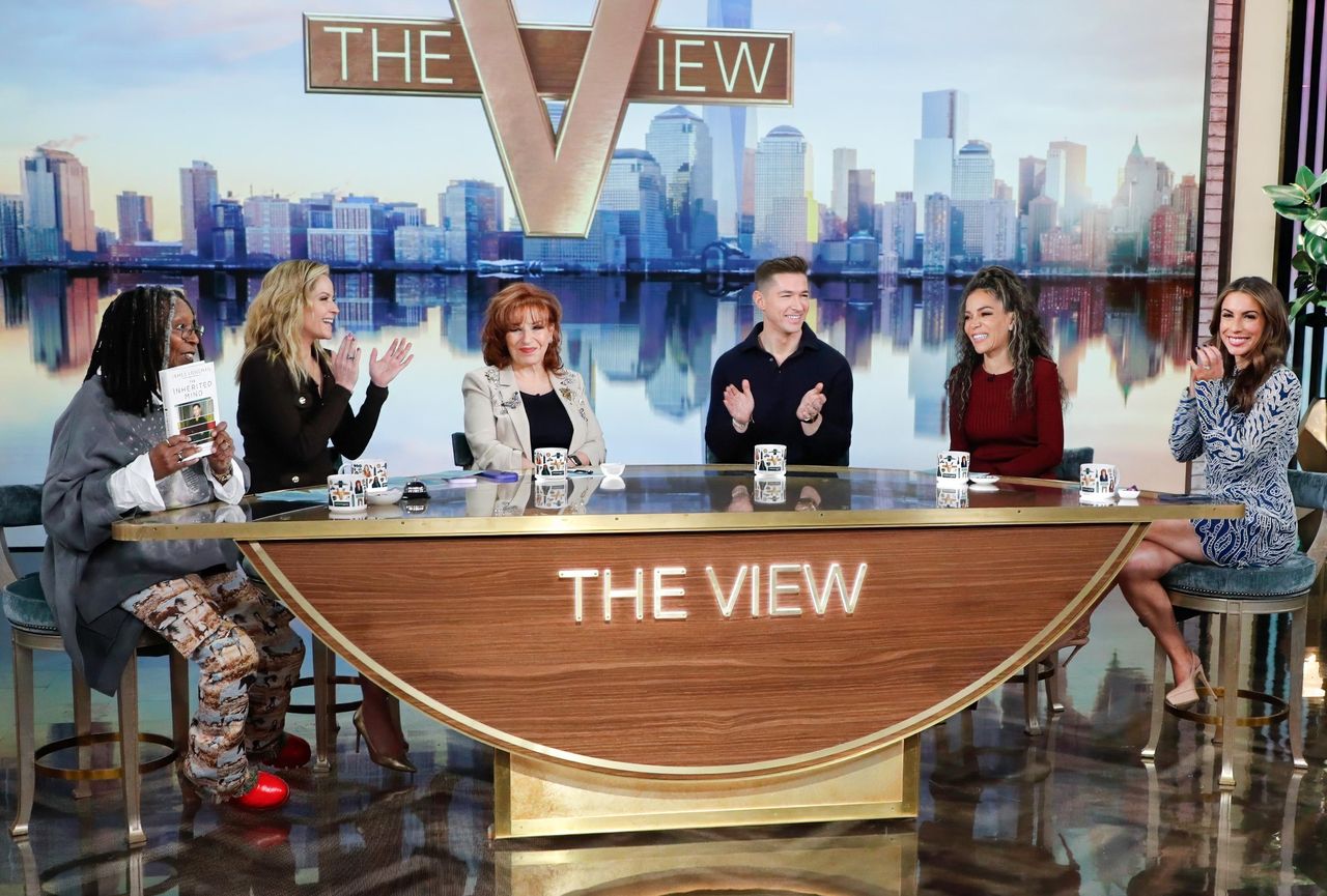 La_Reazione_di_Whoopi_al_Divorzio_di_J_Lo_e_Ben_Affleck_B4pI3nInmL - Confidenze24 Source: Closer Weekly - Closer Weekly - Whoopi Goldberg collassa giocosamente durante ‘The View’