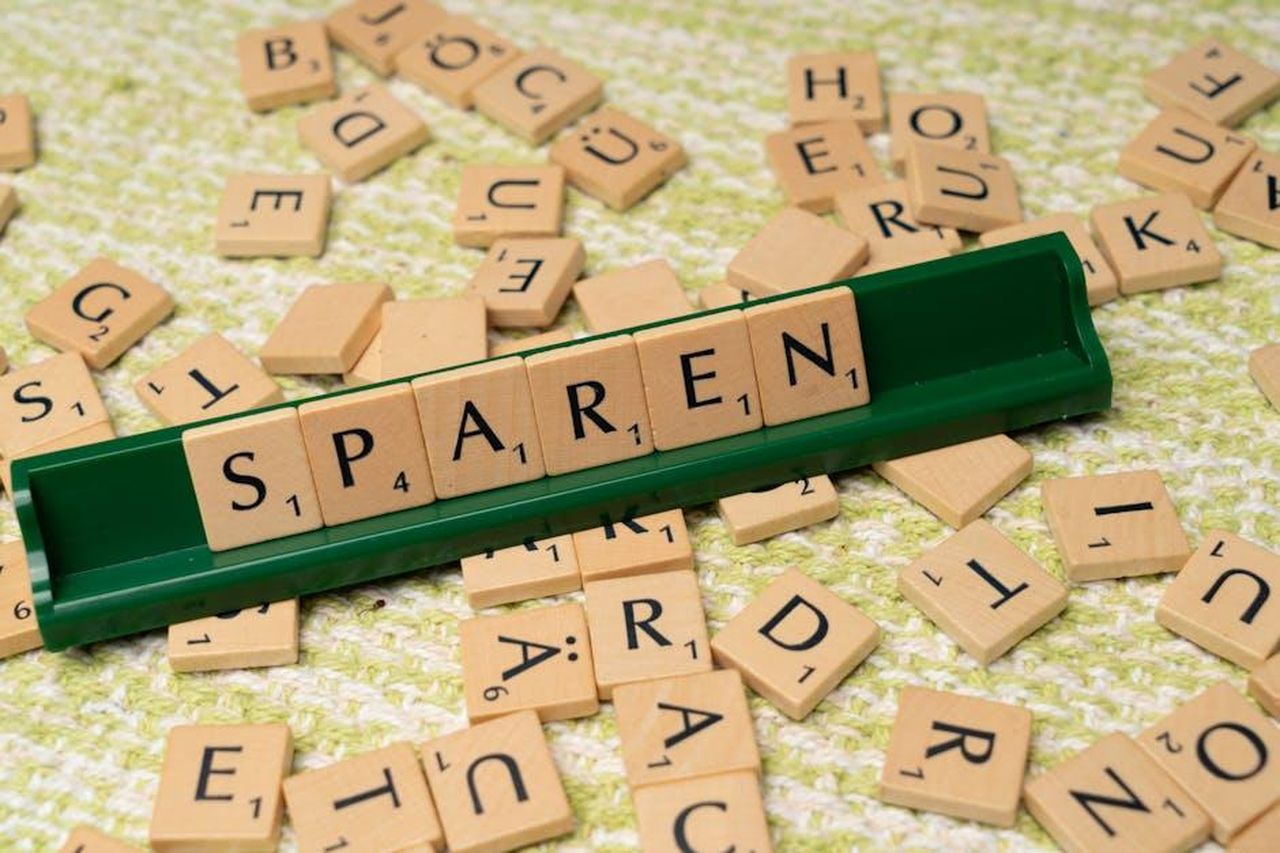 La_Risposta_di_Joy_sui_Piani_di_Pensionamento_rVkUgaEQNT - Confidenze24 Source: Markus Winkler - pexels - Close-up of Scrabble tiles spelling 'Sparen' on a green tile holder.