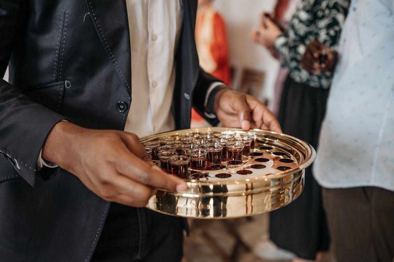 La_Risposta_di_Marvin_Sapp_al_Video_Controverso_pu3xvRAS87 - Confidenze24 Source: Pavel Danilyuk - pexels - Close-up of a man distributing communion wine during a ceremony indoors.