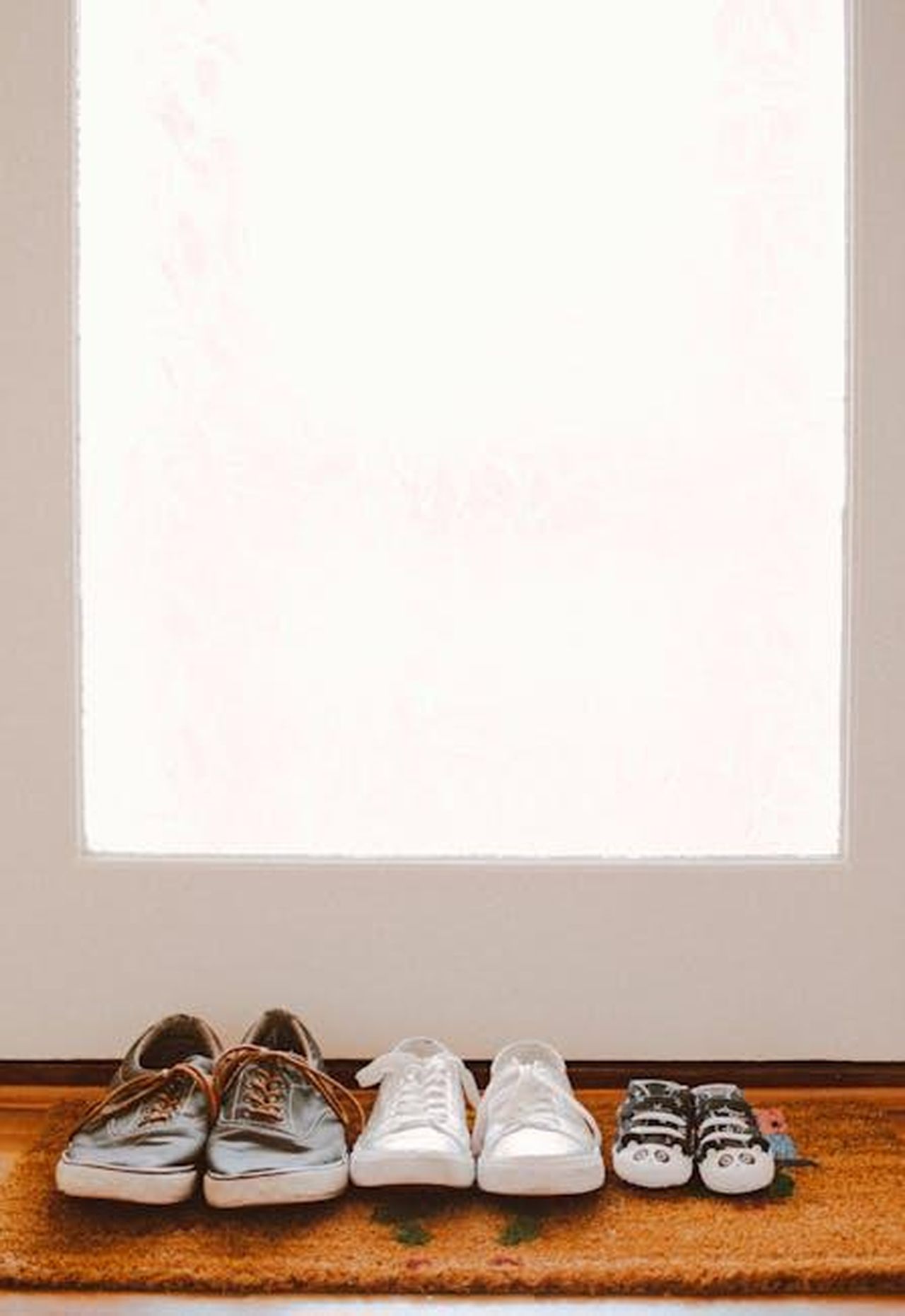 La_Situazione_Familiare_di_LiAngelo_e_Nikki_V1l9htcfav - Confidenze24 Source: Lisa from Pexels - pexels - A collection of family shoes, including baby booties, on a welcoming mat by the door.
