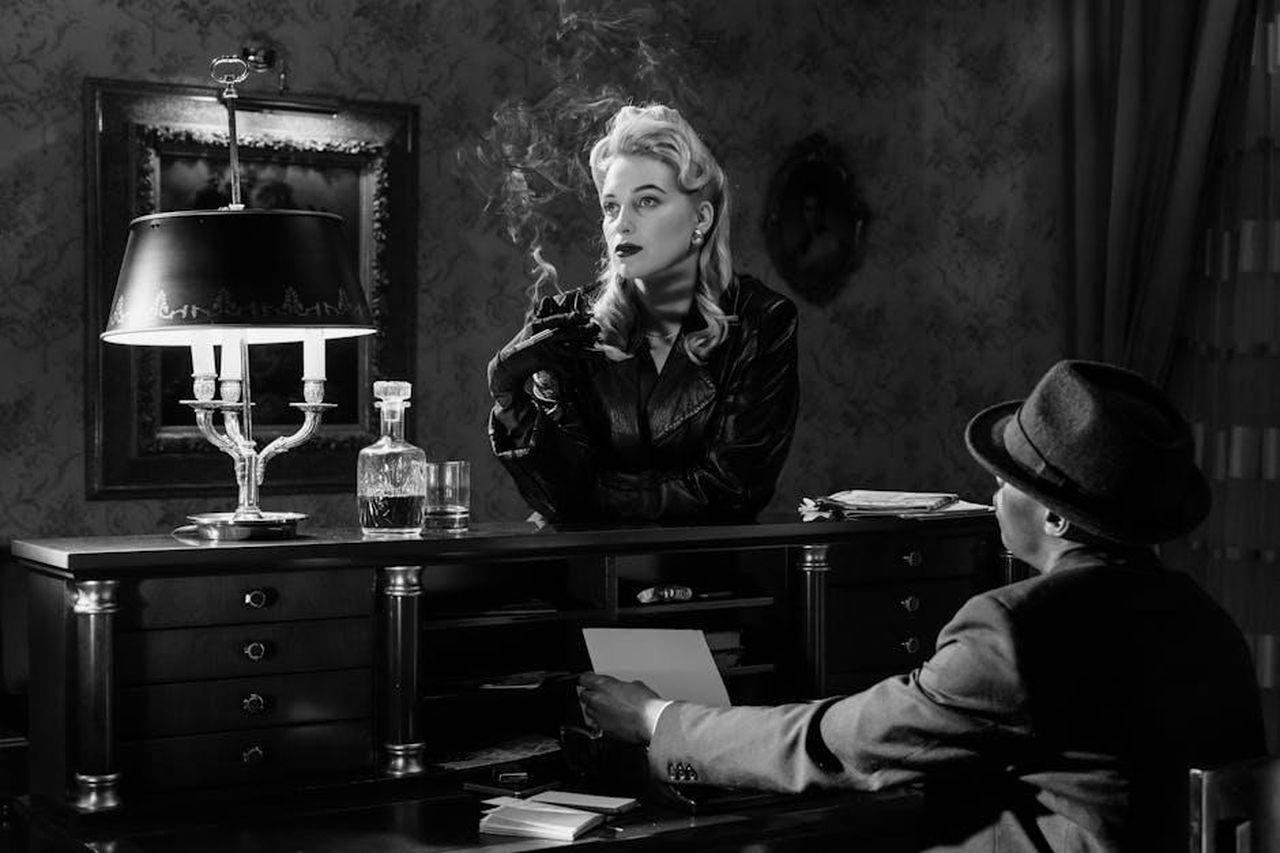 La_Trama_di_A_Minecraft_Movie_jpiTOXza0v - Confidenze24 Source: cottonbro studio - pexels - Vintage noir scene featuring a femme fatale and detective in classic setting, exuding mystery and allure.