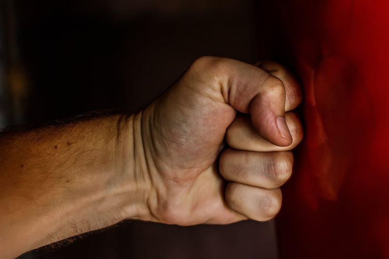 La_Violenta_Alterazione_che_ha_Portato_alla_Morte_di_Trouble_tbRMilv5Nu - Confidenze24 Source: Pixabay - pexels - A detailed close-up of a clenched fist striking a red surface showcasing strength.