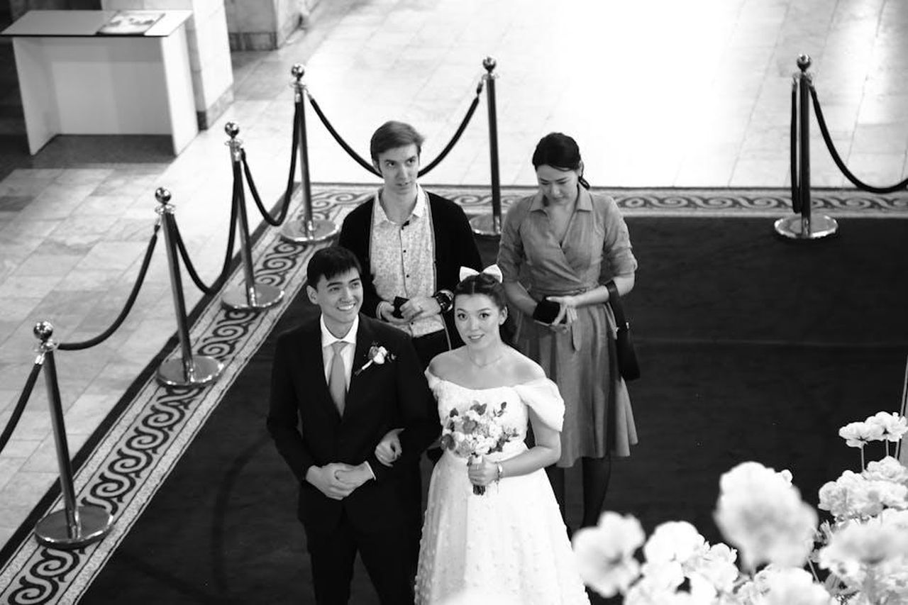La_Vita_Amorosa_di_Ryan_Seacrest_0HAO8Arx3w - Confidenze24 Source: ARGEN ALMAZBEKOV - pexels - A bride and groom at an elegant wedding ceremony in Kyrgyzstan, capturing a moment of joy.