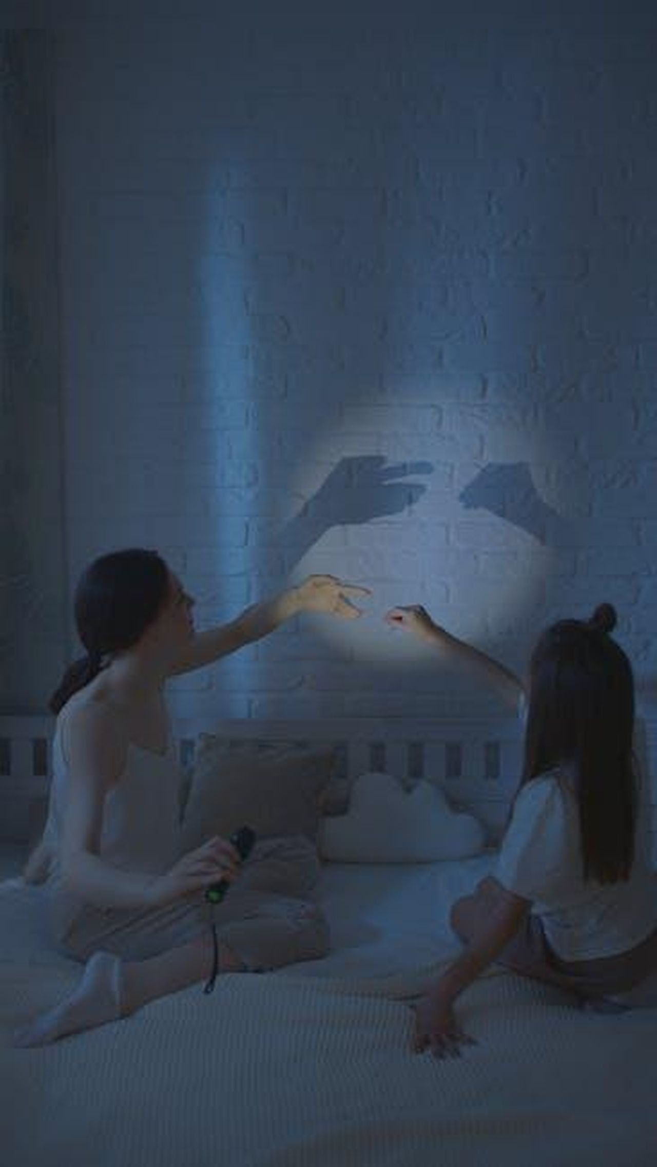 La_Vittoria_di_Bill_Page_LwMPWxP0Hd - Confidenze24 Source: Artem Podrez - pexels - A mother and daughter create shadow puppets on a bedroom wall, enjoying a nighttime play session.