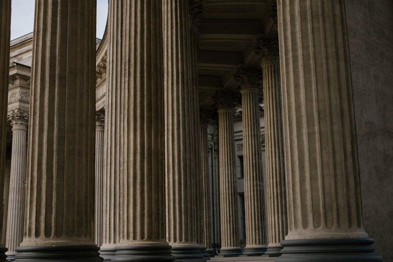 La_campagna_della_Heritage_Foundation_jnPBqrfjCO - Confidenze24 Source: cottonbro studio - pexels - Ornate stone columns in a historic building showcasing classical architecture.