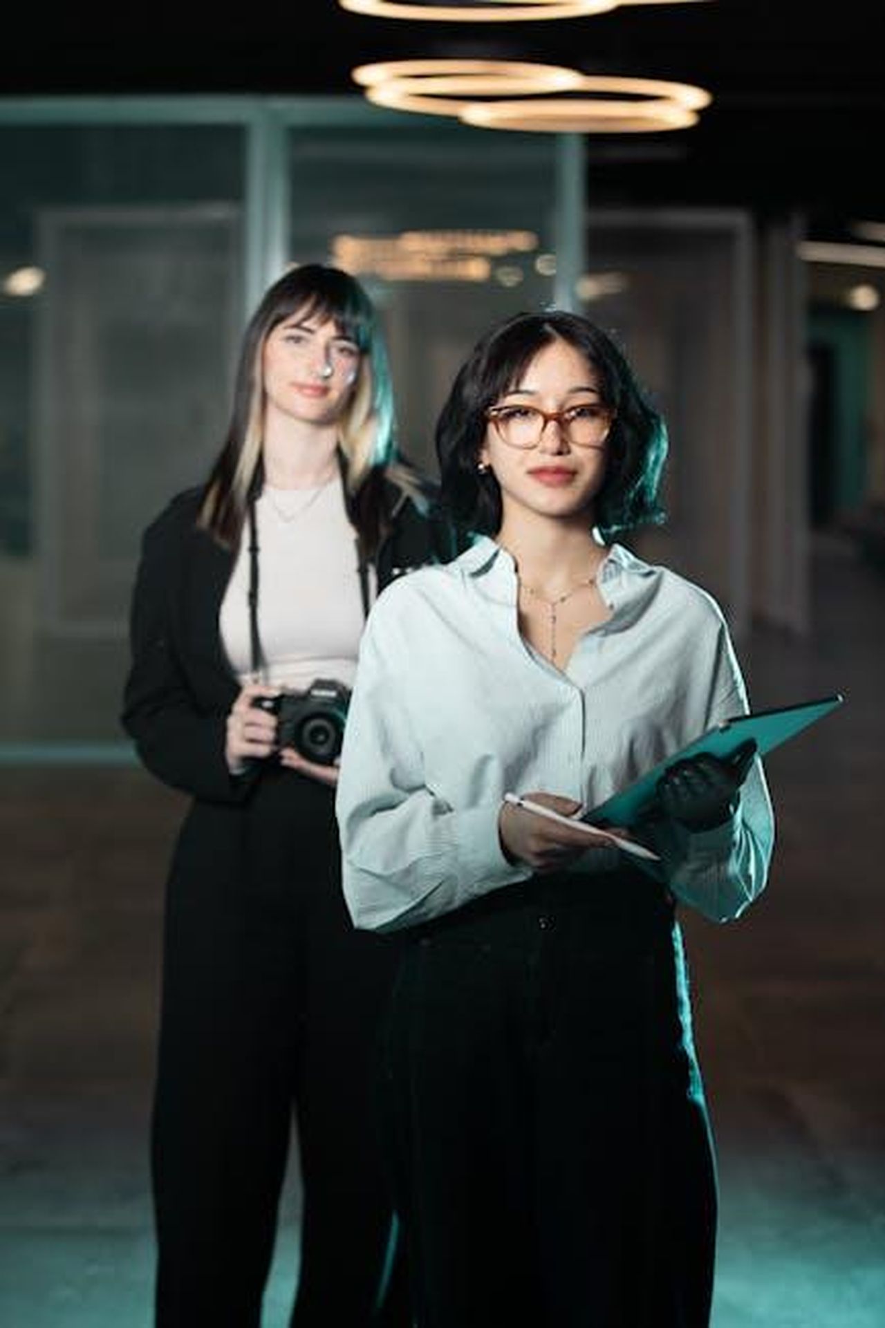 La_carriera_di_Dolly_e_la_sua_vita_privata_xUEKmcpHl9 - Confidenze24 Source: Yusuf Timur Çelik - pexels - Two women in a professional setting, one with a camera, symbolizing creativity.