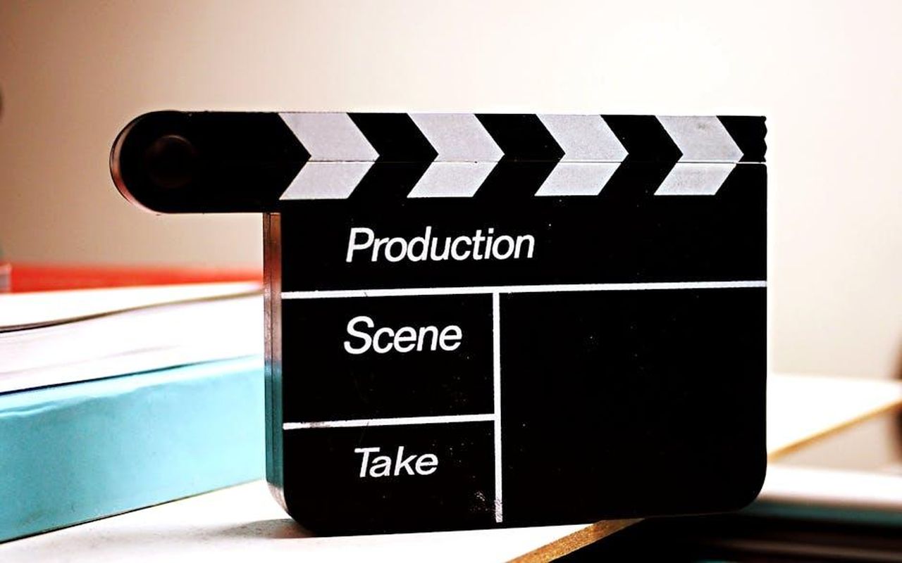 La_carriera_di_Ryan_e_il_film_The_Fire_Inside_euXcVEbvRP - Confidenze24 Source: Obregonia D. Toretto - pexels - Close-up of a film clapperboard on a desk, ideal for media and production themes.