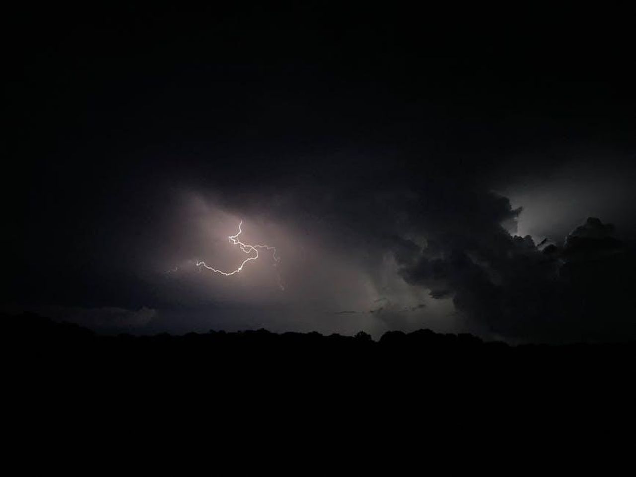 La_carriera_di_Selma_Blair_e_la_sua_ispirazione_zTRrelKW2I - Confidenze24 Source: Avery - pexels - A striking lightning bolt illuminates a dark stormy night sky, creating a dramatic scene.