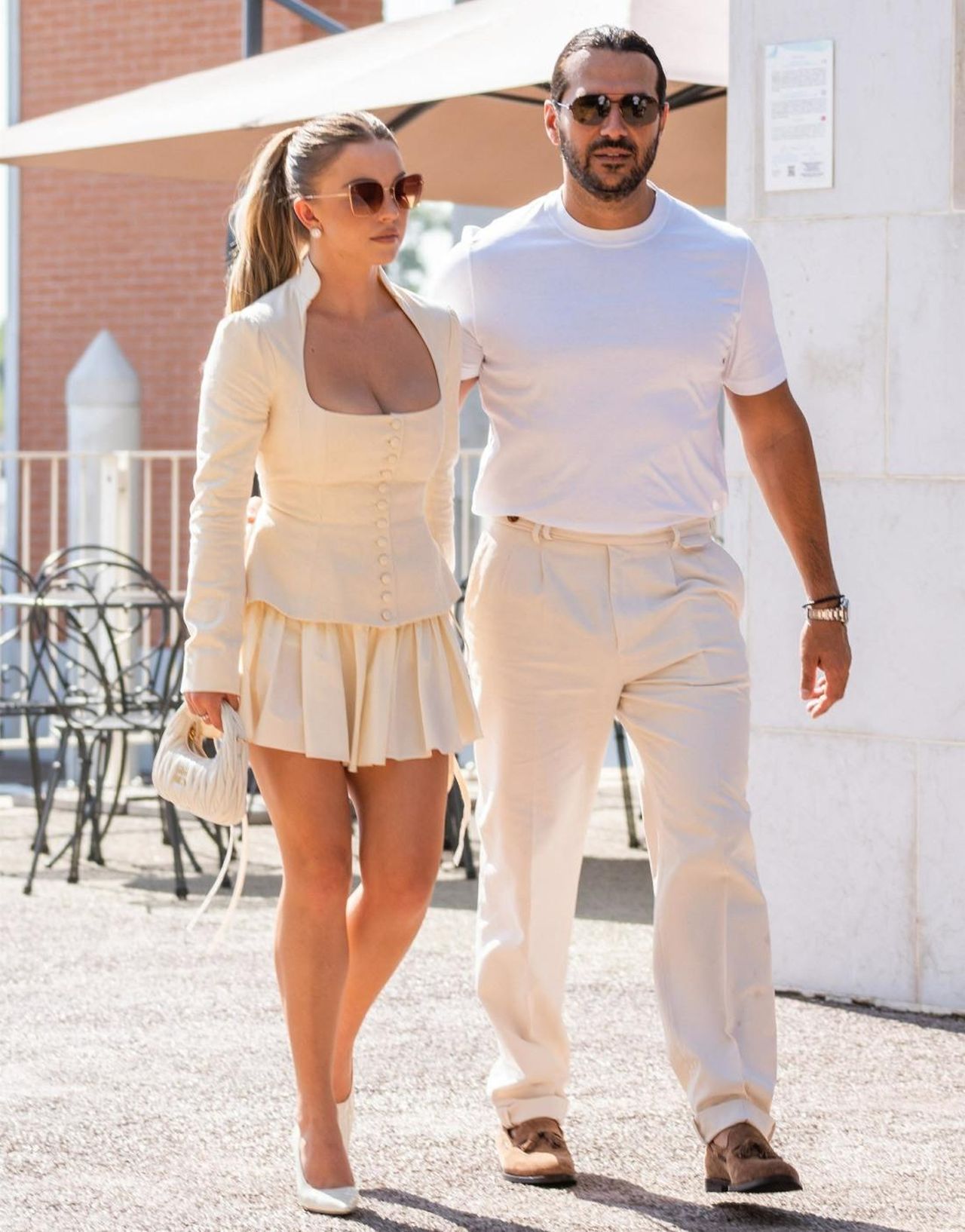 La_carriera_di_Sydney_e_le_tensioni_con_Jonathan_CyhEPGXrKB - Confidenze24 La carriera di Sydney e le tensioni con Jonathan Sydney Sweeney e Jonathan Davino a Venezia
