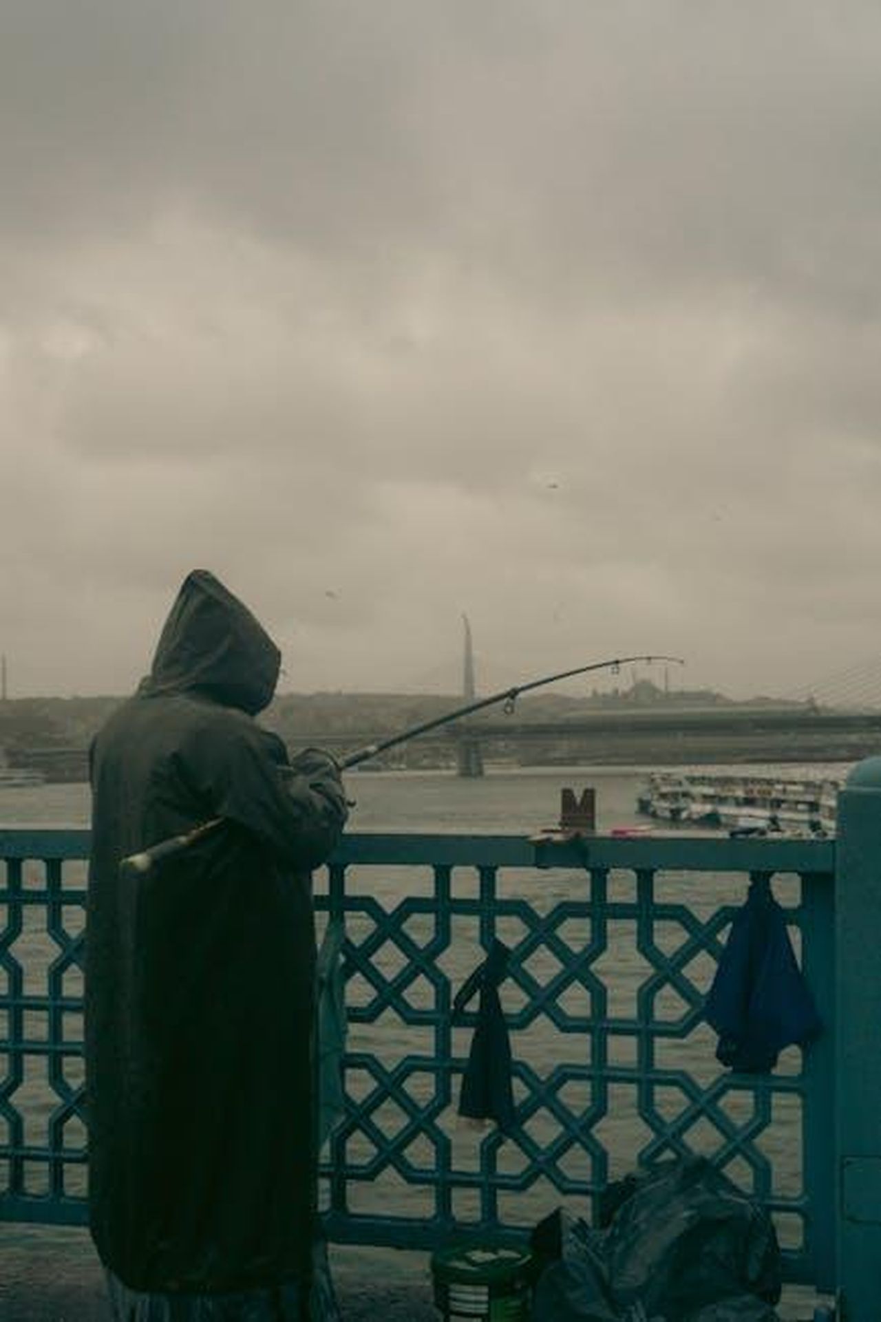La_carriera_di_Tom_Selleck_e_il_legame_con_il_cast_di_Blue_Bloods_WqFDm6wIpA - Confidenze24 Source: Eyüpcan Timur - pexels - Fisherman in raincoat casting line by bridge on a cloudy day.